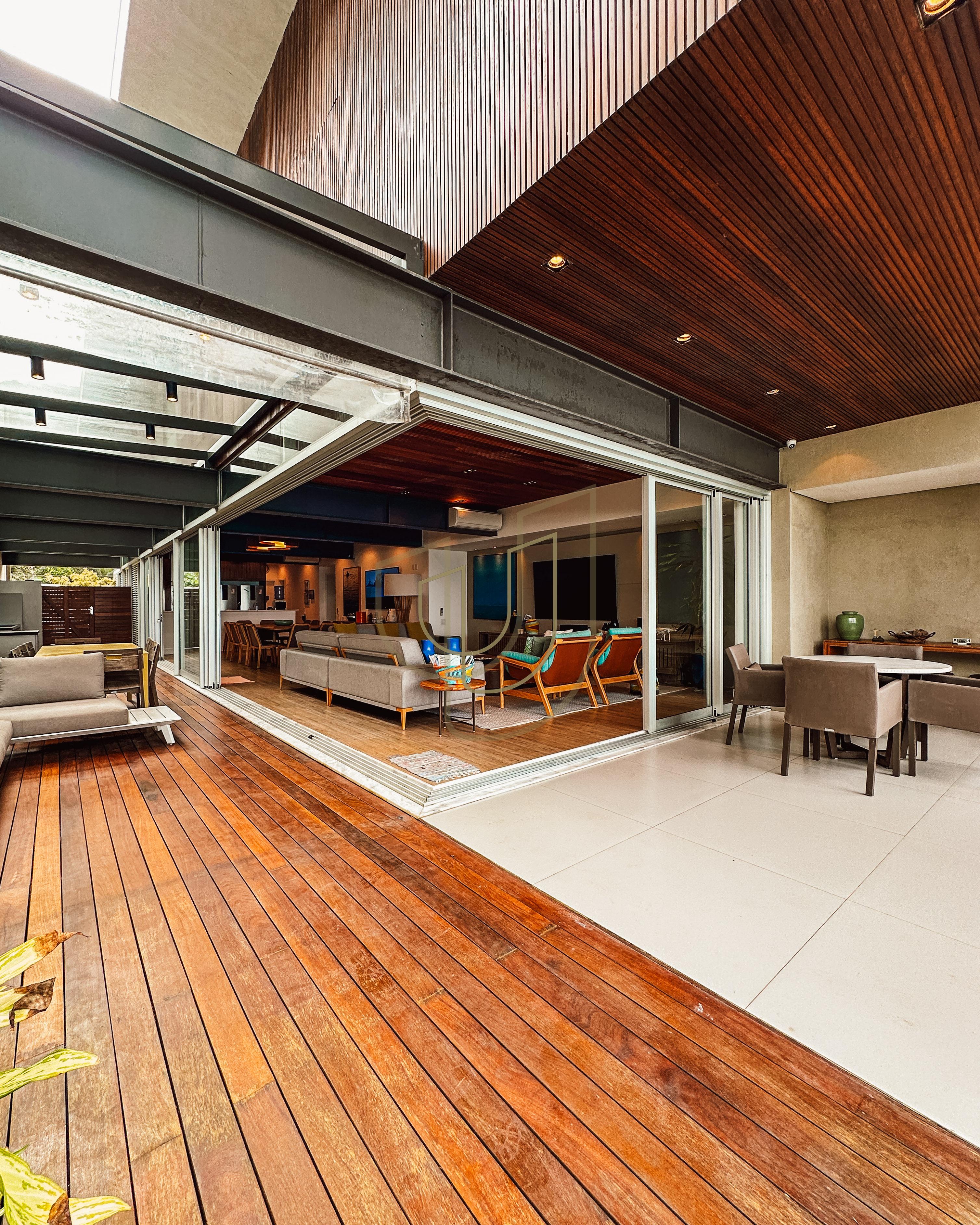 Sobrado sofisticado e P&eacute; na Areia com 5 su&iacute;tes na Praia de Camburi - S&atilde;o Sebasti&atilde;o/SP  São Sebastião - 