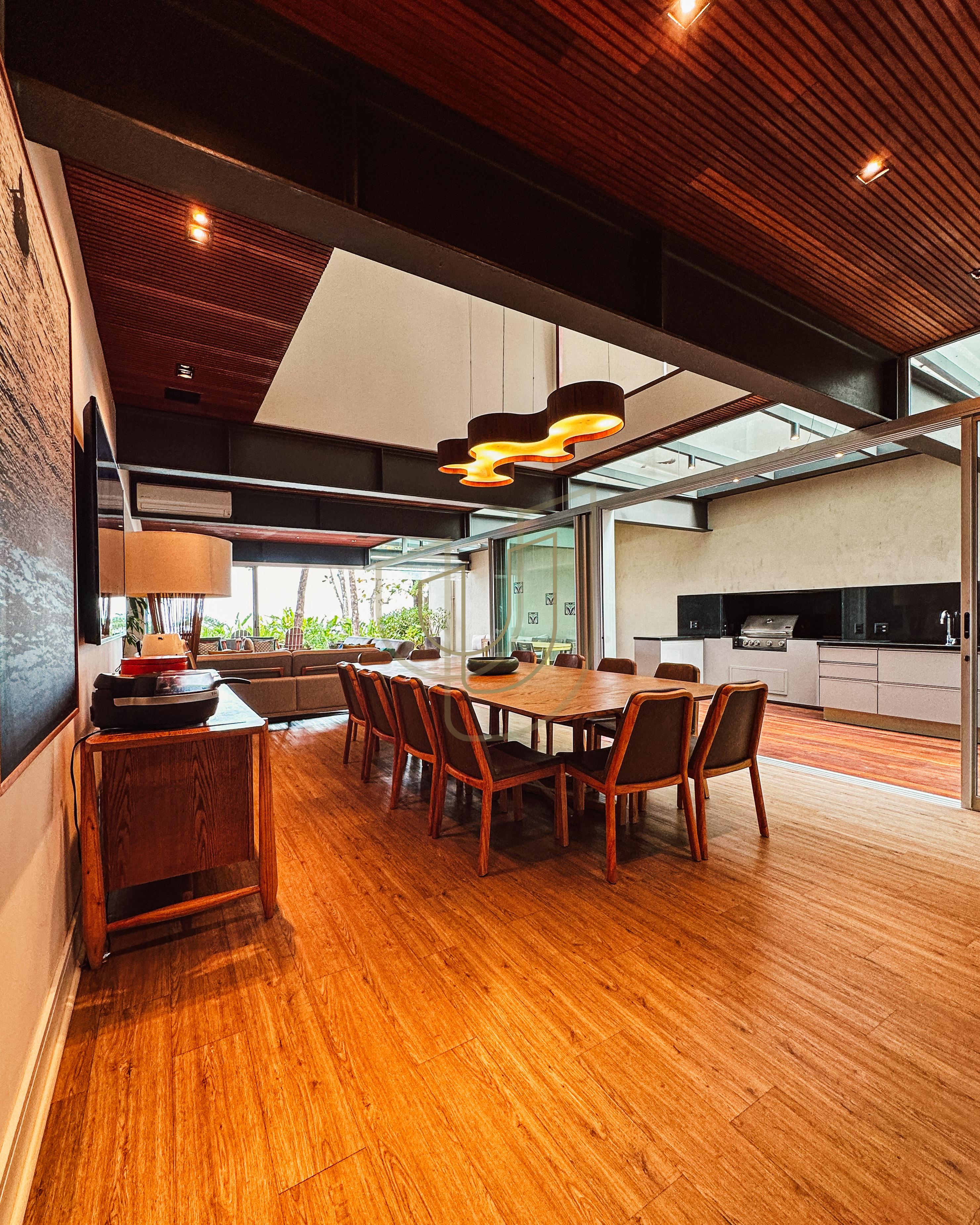 Sobrado sofisticado e P&eacute; na Areia com 5 su&iacute;tes na Praia de Camburi - S&atilde;o Sebasti&atilde;o/SP  São Sebastião - 