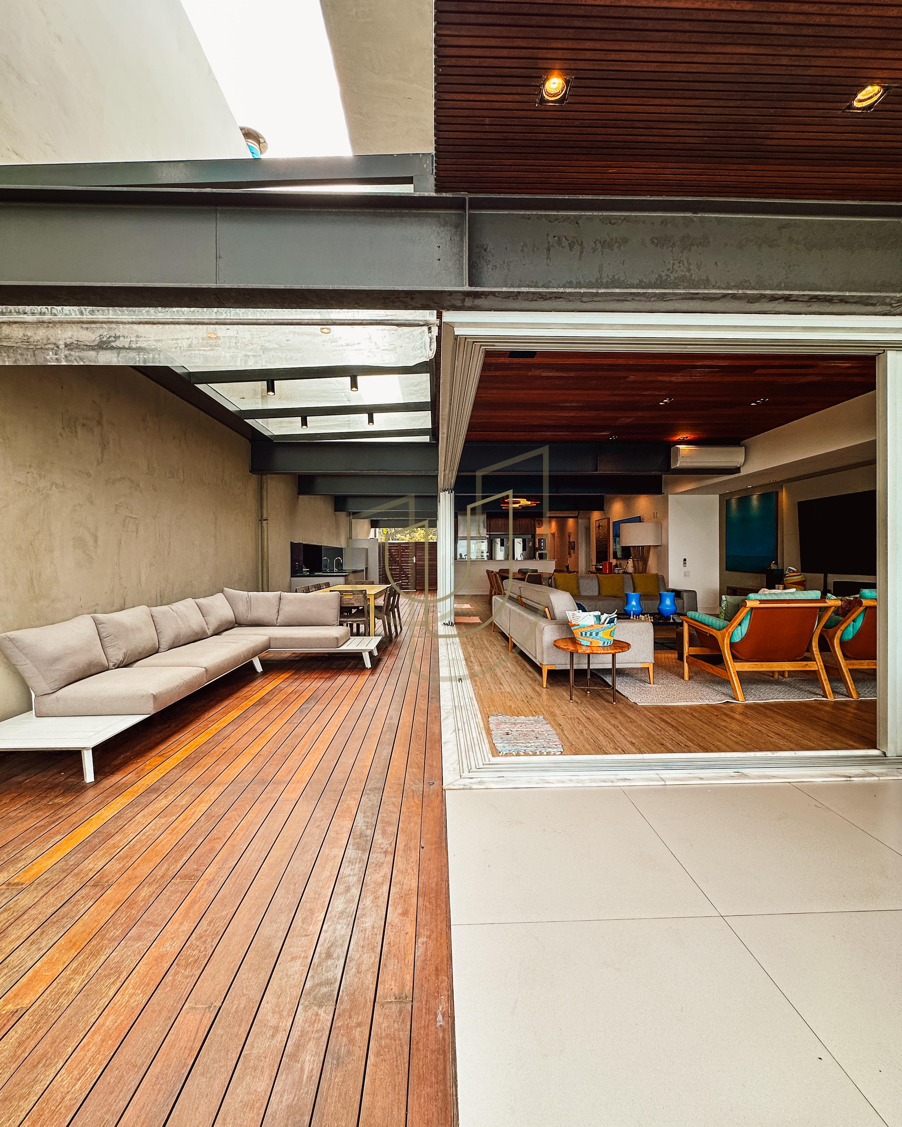 Sobrado sofisticado e P&eacute; na Areia com 5 su&iacute;tes na Praia de Camburi - S&atilde;o Sebasti&atilde;o/SP  São Sebastião - 