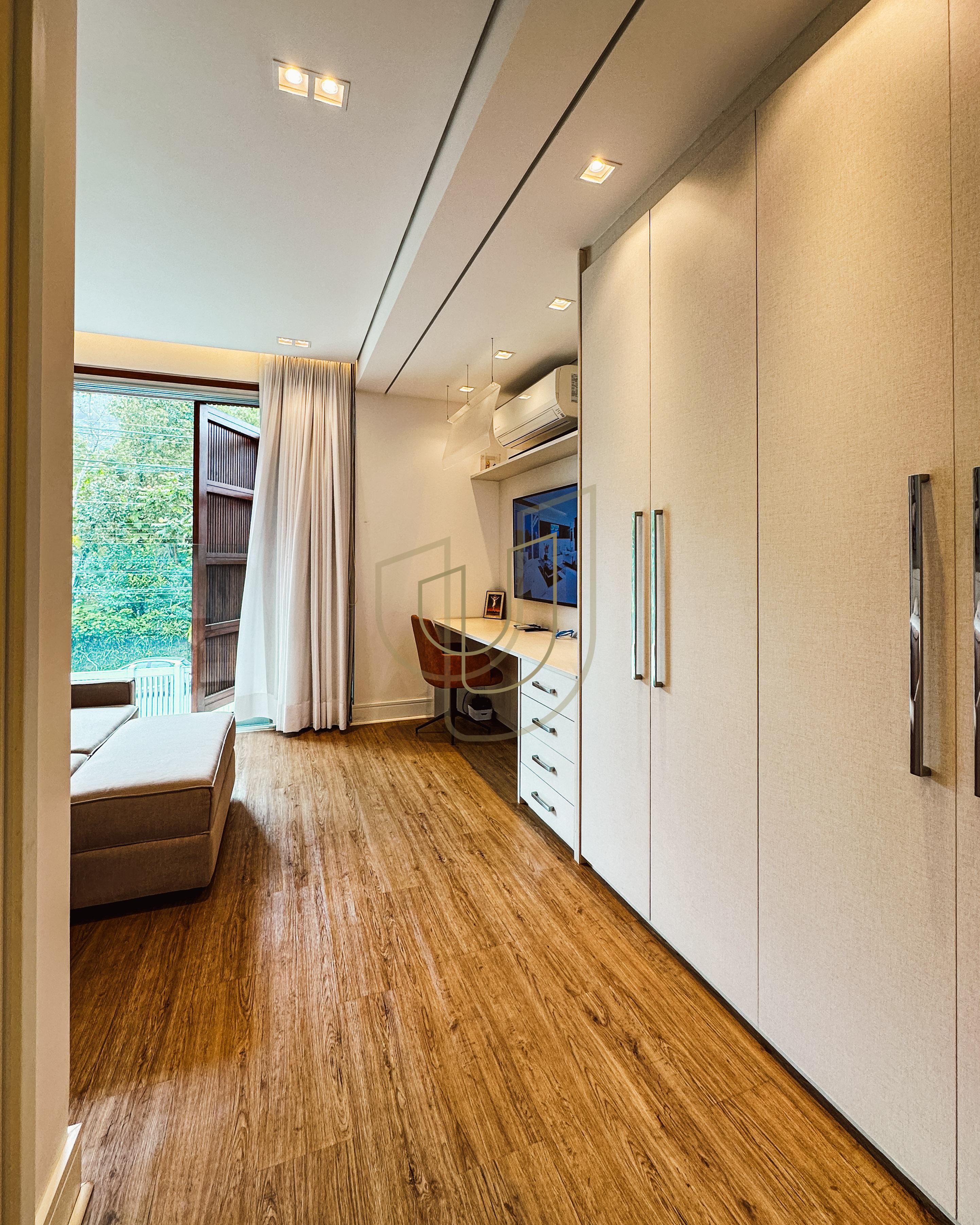 Sobrado sofisticado e P&eacute; na Areia com 5 su&iacute;tes na Praia de Camburi - S&atilde;o Sebasti&atilde;o/SP  São Sebastião - 