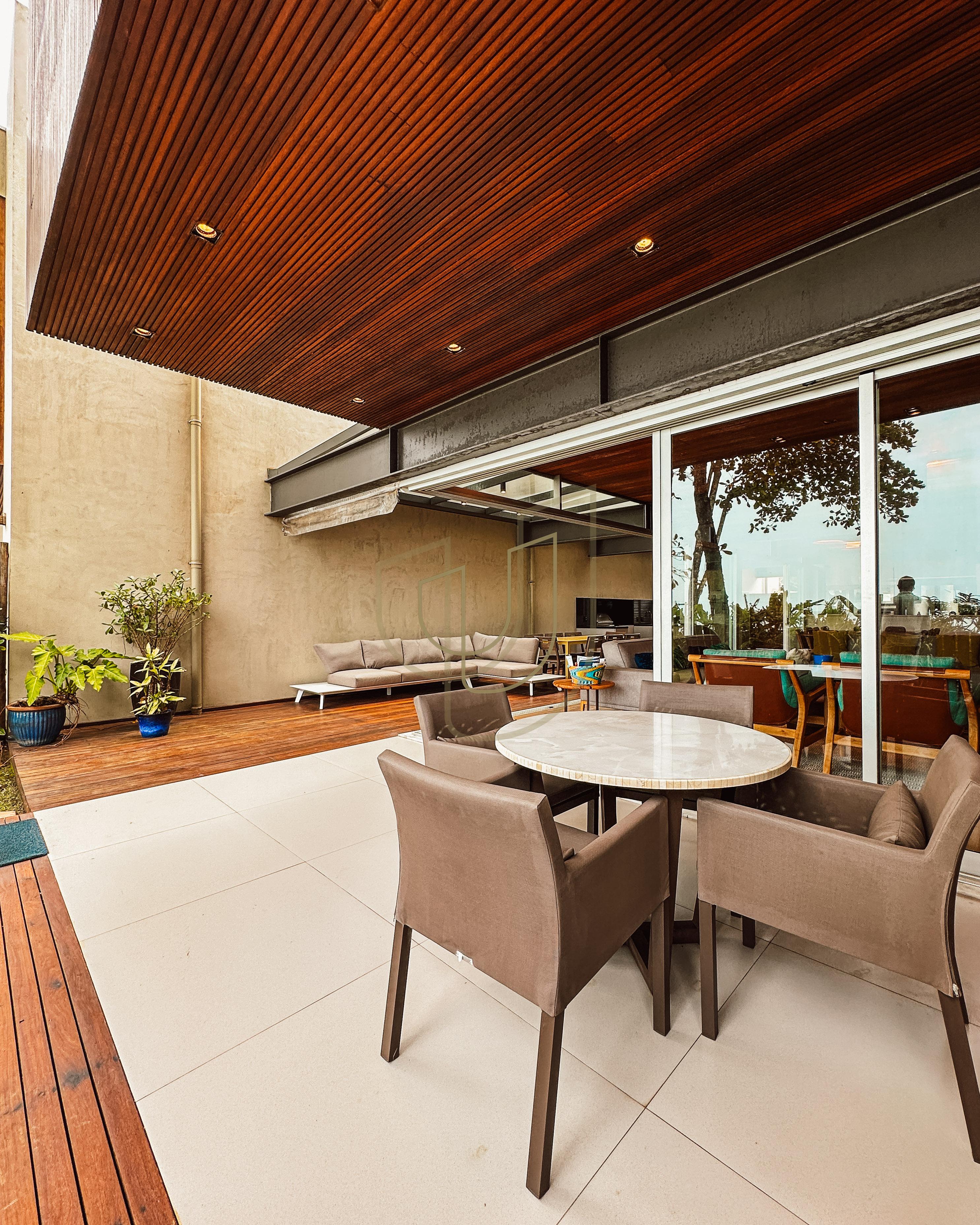 Sobrado sofisticado e P&eacute; na Areia com 5 su&iacute;tes na Praia de Camburi - S&atilde;o Sebasti&atilde;o/SP  São Sebastião - 