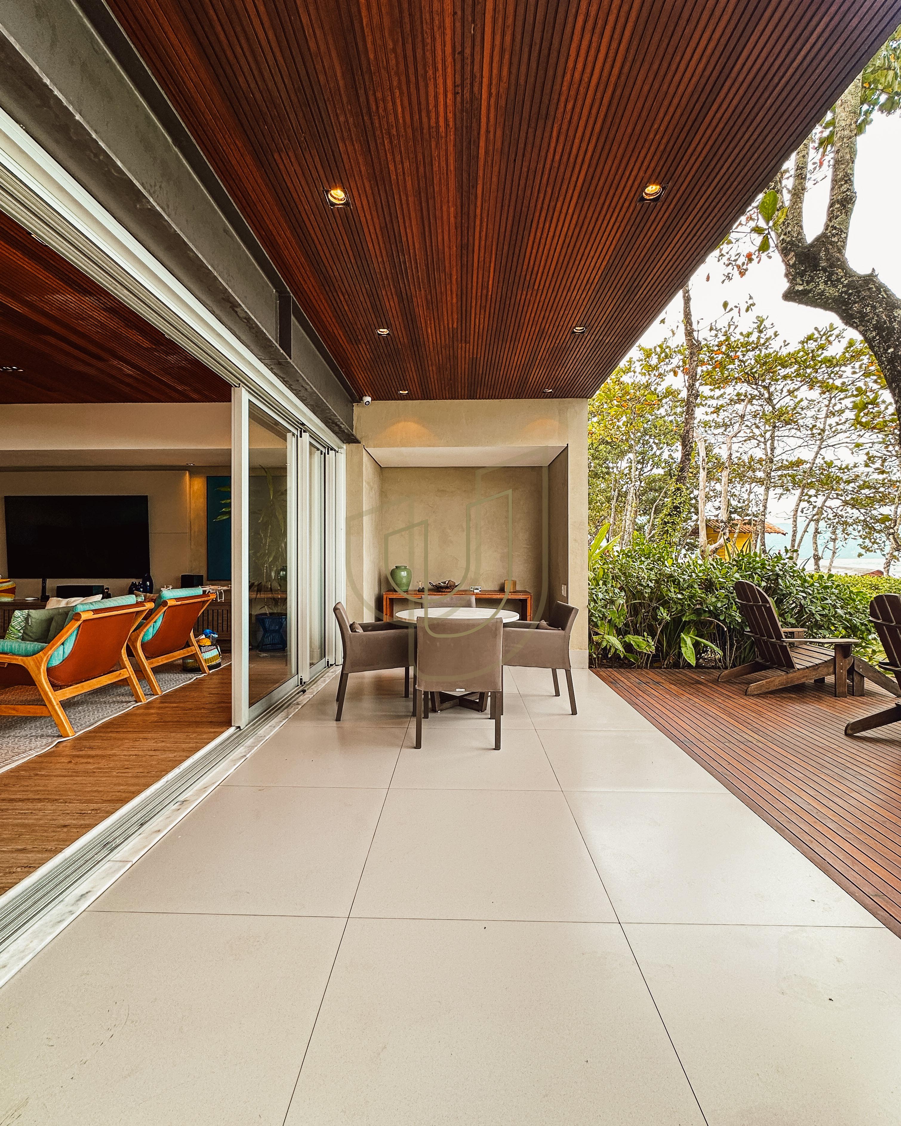 Sobrado sofisticado e P&eacute; na Areia com 5 su&iacute;tes na Praia de Camburi - S&atilde;o Sebasti&atilde;o/SP  São Sebastião - 