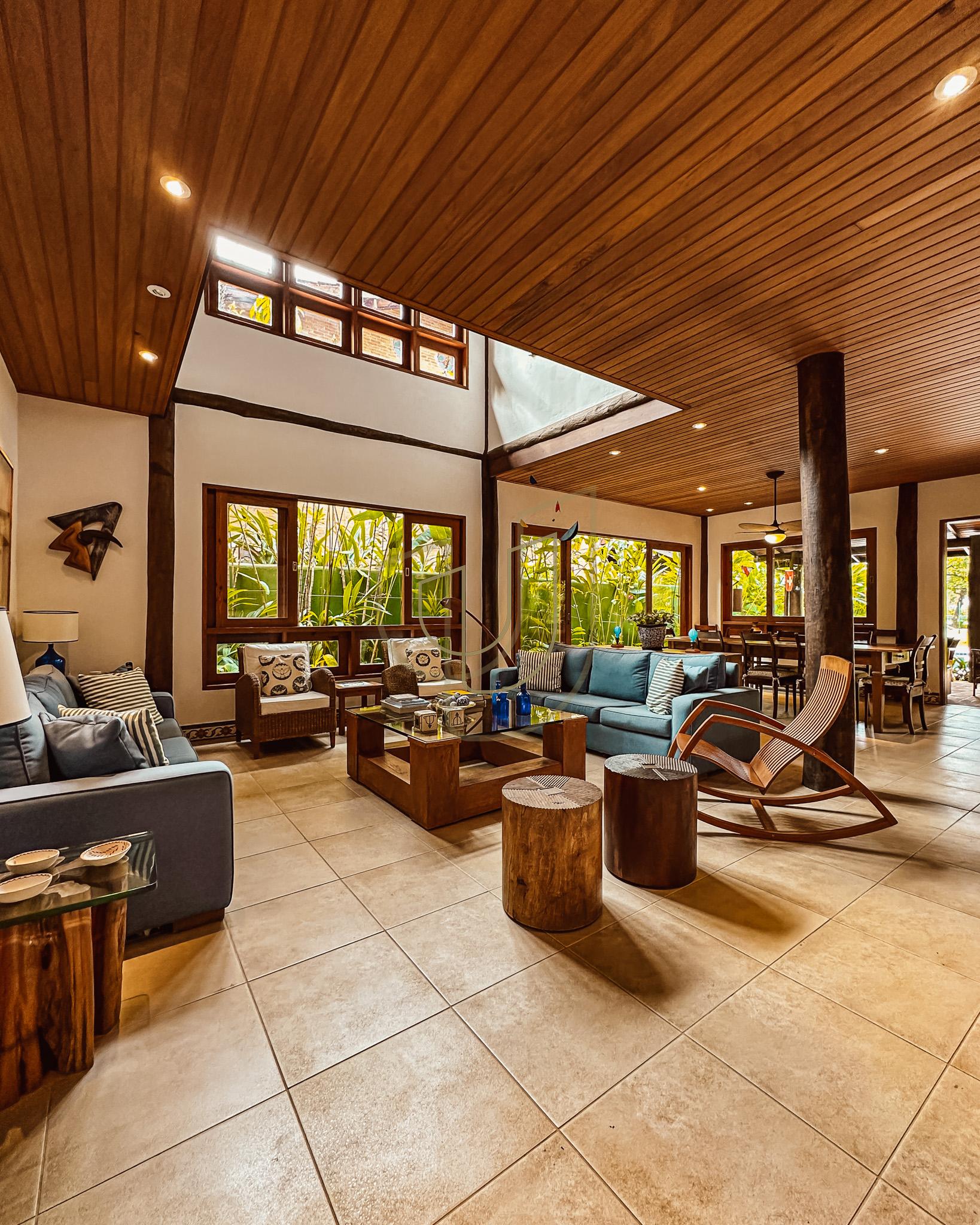 Sobrado Cl&aacute;ssico com 6 su&iacute;tes na Praia da Baleia - S&atilde;o Sebasti&atilde;o/SP  São Sebastião - 