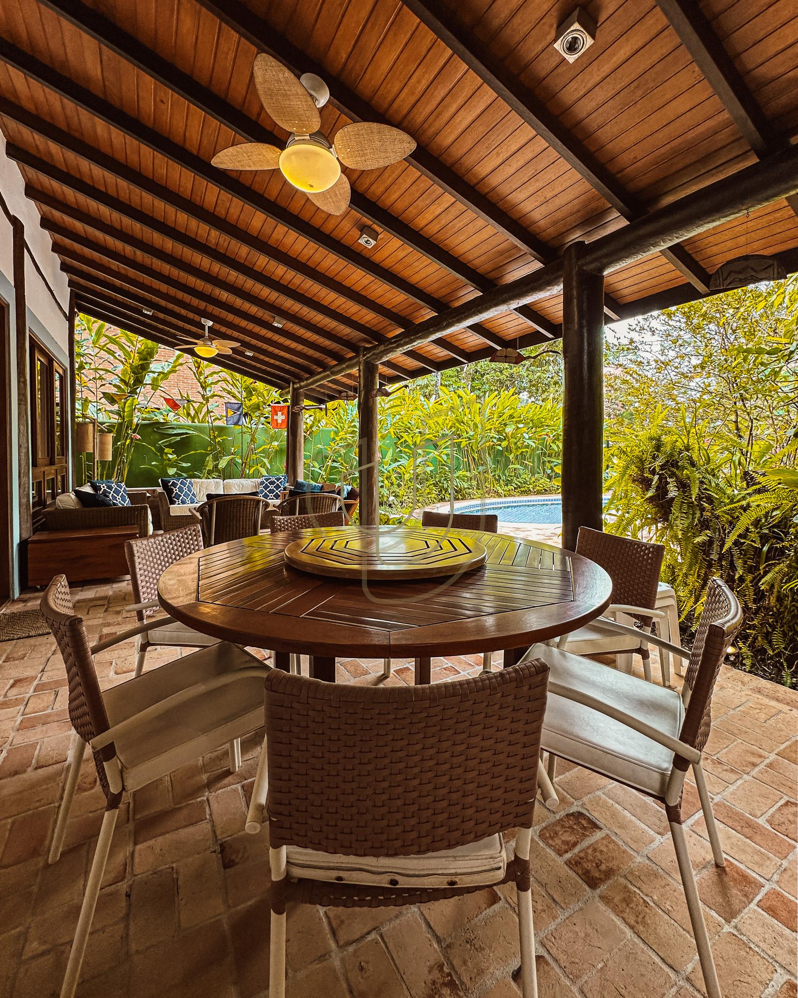 Sobrado Cl&aacute;ssico com 6 su&iacute;tes na Praia da Baleia - S&atilde;o Sebasti&atilde;o/SP  São Sebastião - 