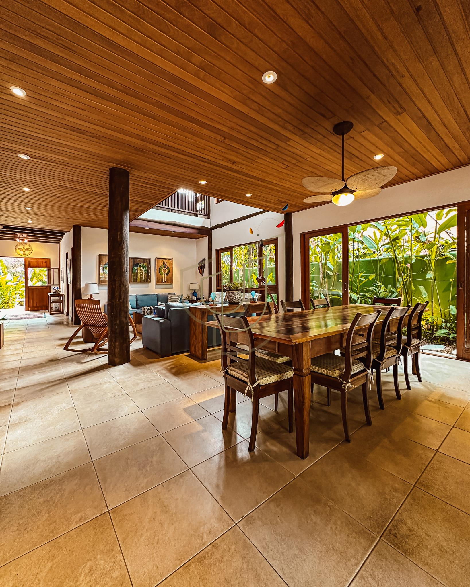 Sobrado Cl&aacute;ssico com 6 su&iacute;tes na Praia da Baleia - S&atilde;o Sebasti&atilde;o/SP  São Sebastião - 