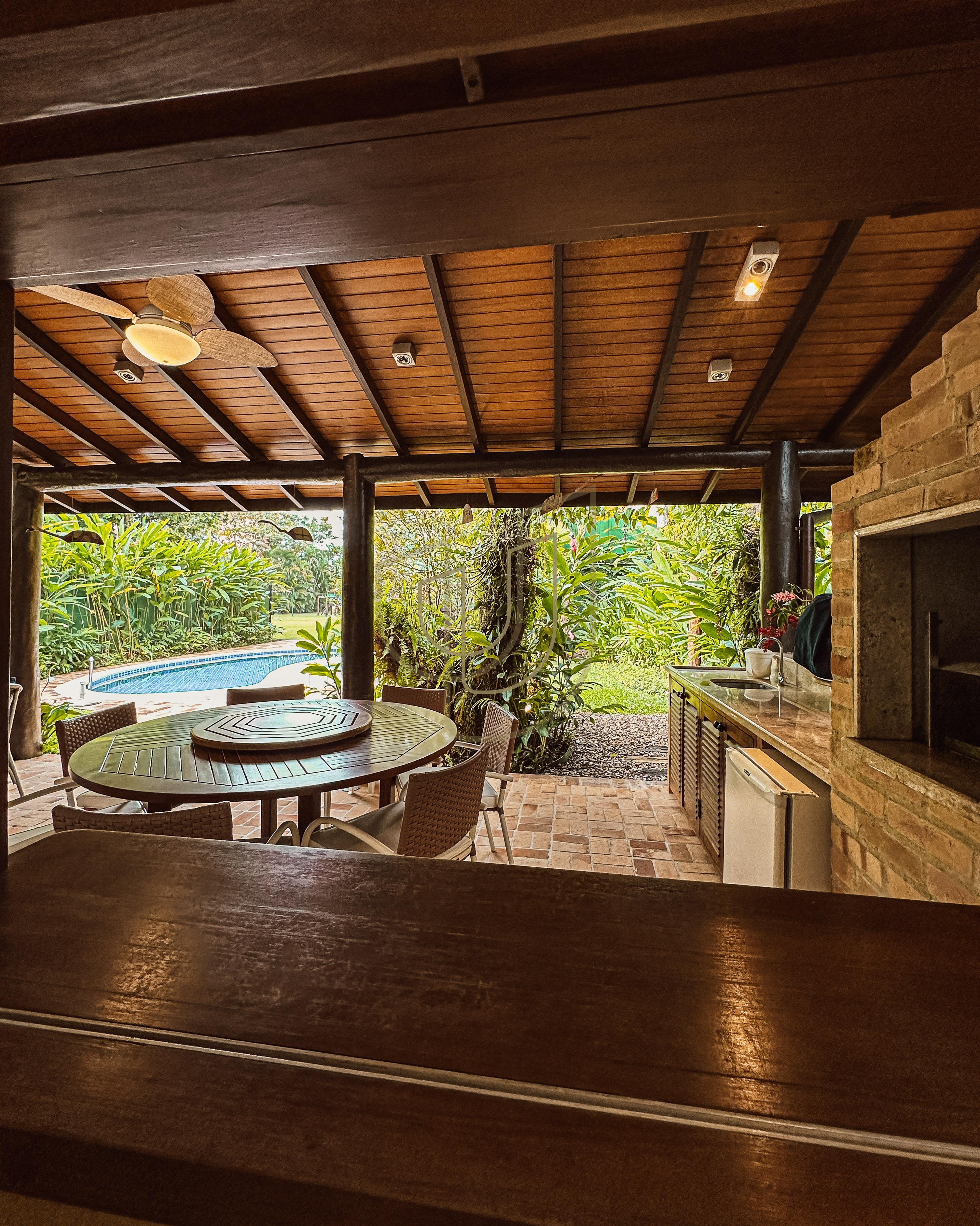 Sobrado Cl&aacute;ssico com 6 su&iacute;tes na Praia da Baleia - S&atilde;o Sebasti&atilde;o/SP  São Sebastião - 