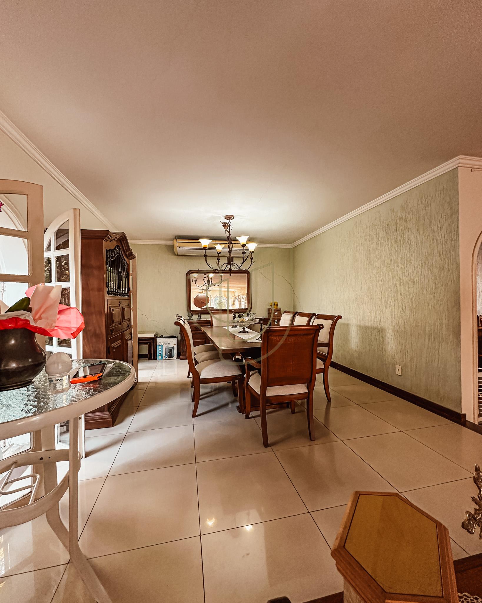 Casa T&eacute;rrea com 5 Dormit&oacute;rios no Jardim Esplanada - S&atilde;o Jos&eacute; dos Campos/SP  São José dos Campos - 