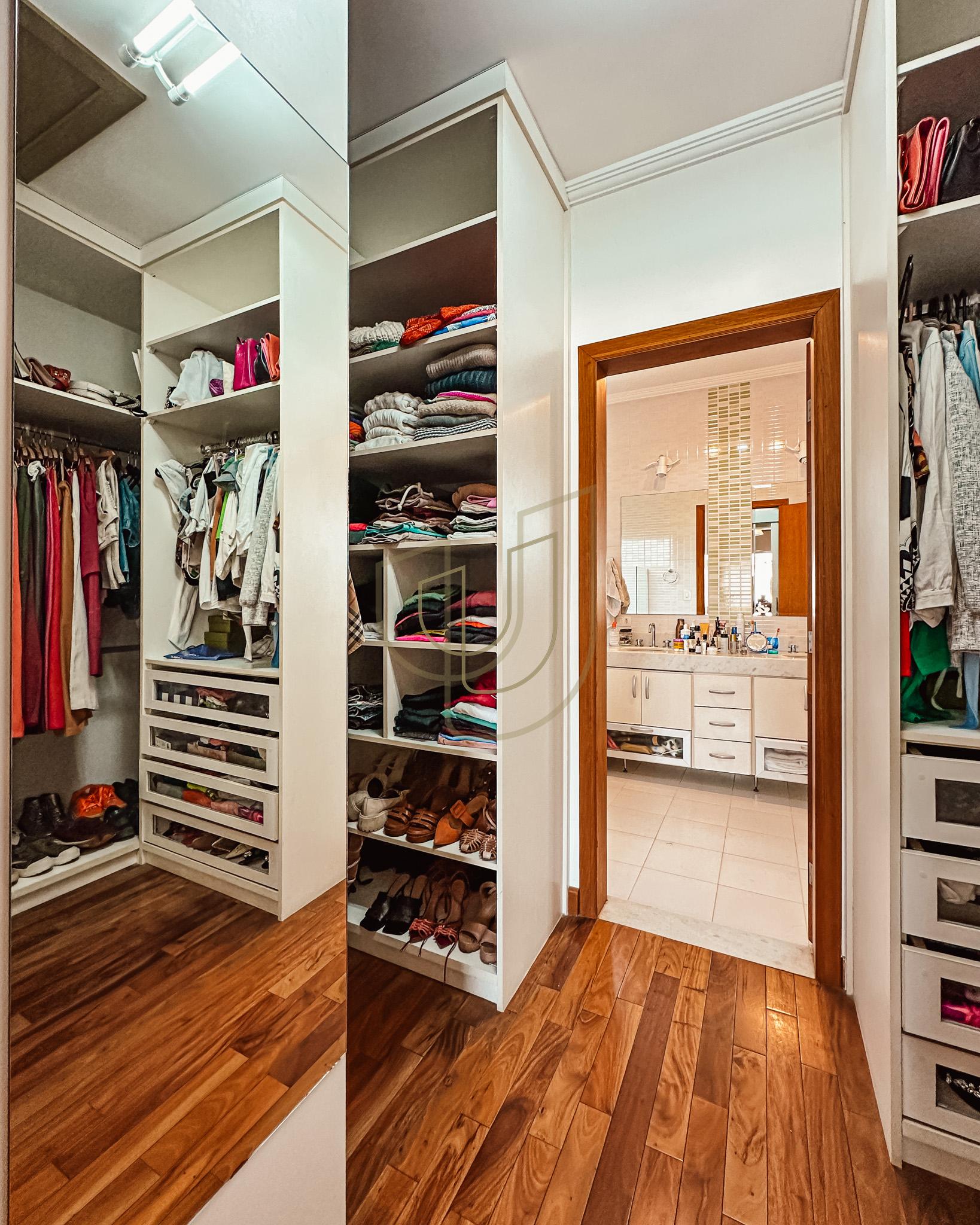 Sobrado Cl&aacute;ssico com 4 su&iacute;tes no Altos da Serra I - S&atilde;o Jos&eacute; dos Campos/SP  São José dos Campos - 