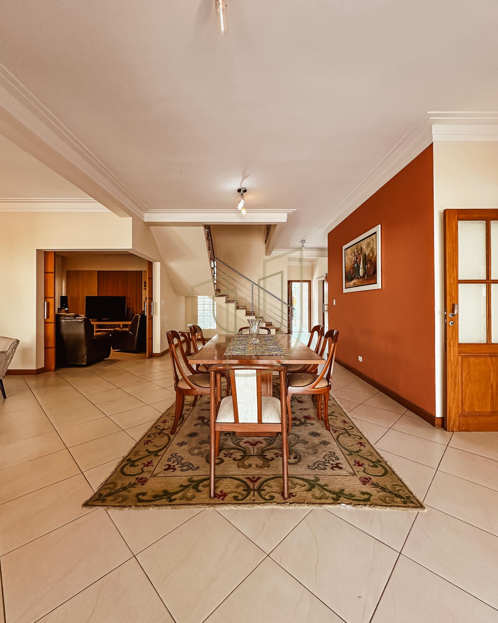 Sobrado Cl&aacute;ssico com 4 su&iacute;tes no Altos da Serra I - S&atilde;o Jos&eacute; dos Campos/SP  São José dos Campos - 