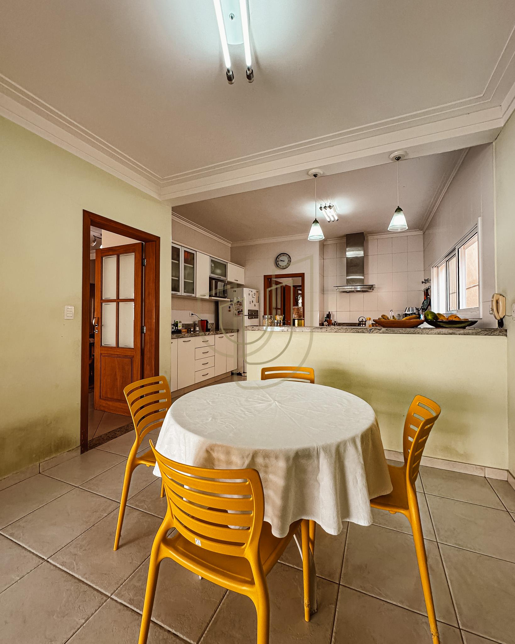 Sobrado Cl&aacute;ssico com 4 su&iacute;tes no Altos da Serra I - S&atilde;o Jos&eacute; dos Campos/SP  São José dos Campos - 