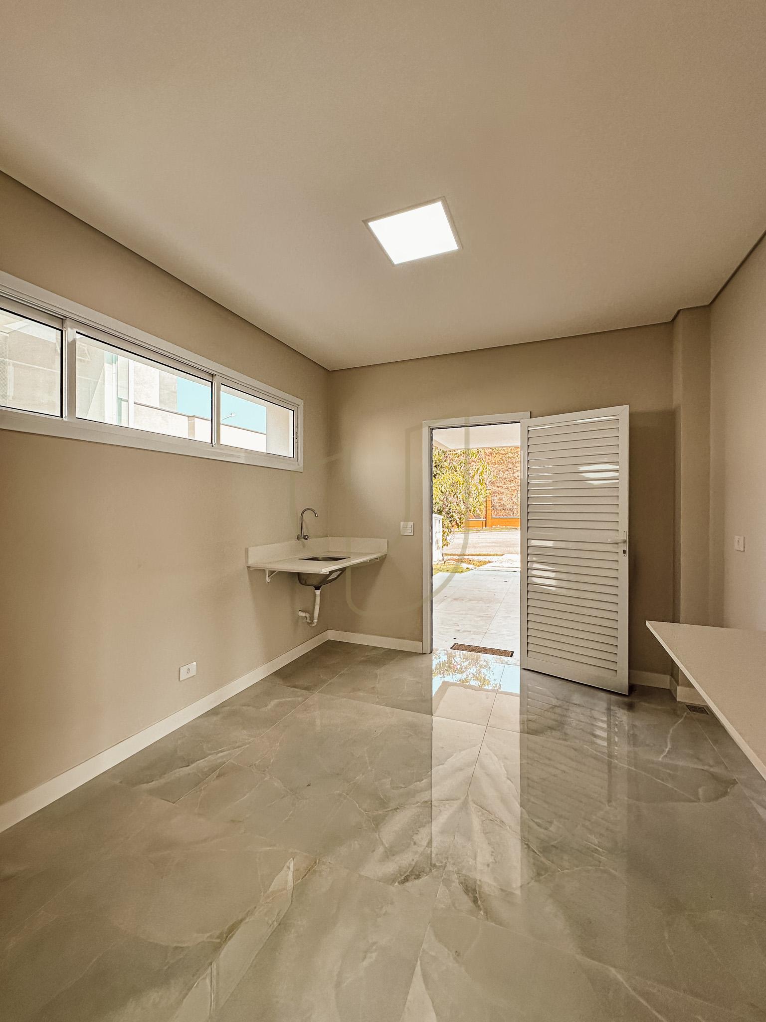 Sobrado sofisticado com vista &uacute;nica e com 4 su&iacute;tes em Urbanova - S&atilde;o Jos&eacute; dos Campos/SP  São José dos Campos - 