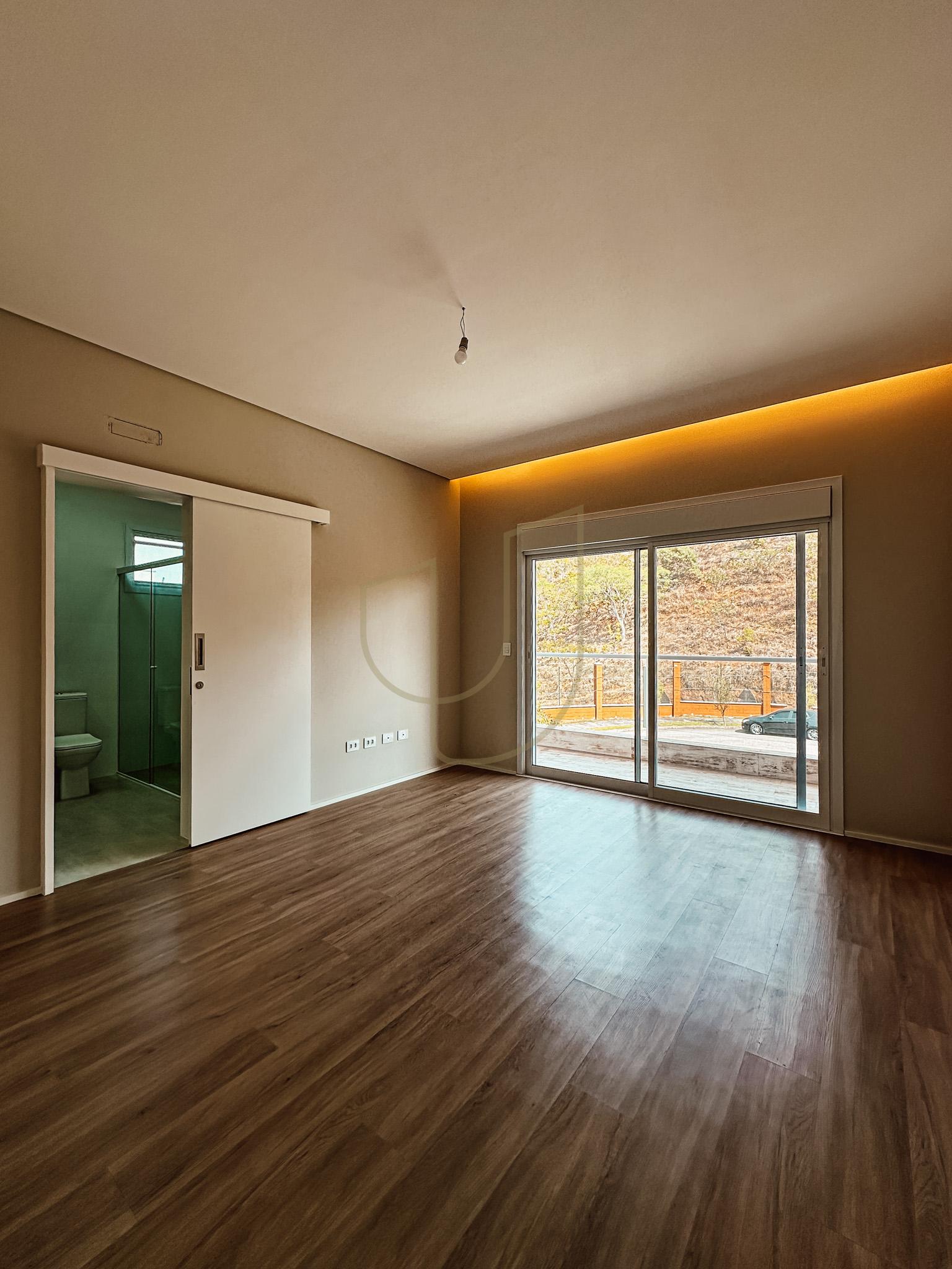 Sobrado sofisticado com vista &uacute;nica e com 4 su&iacute;tes em Urbanova - S&atilde;o Jos&eacute; dos Campos/SP  São José dos Campos - 