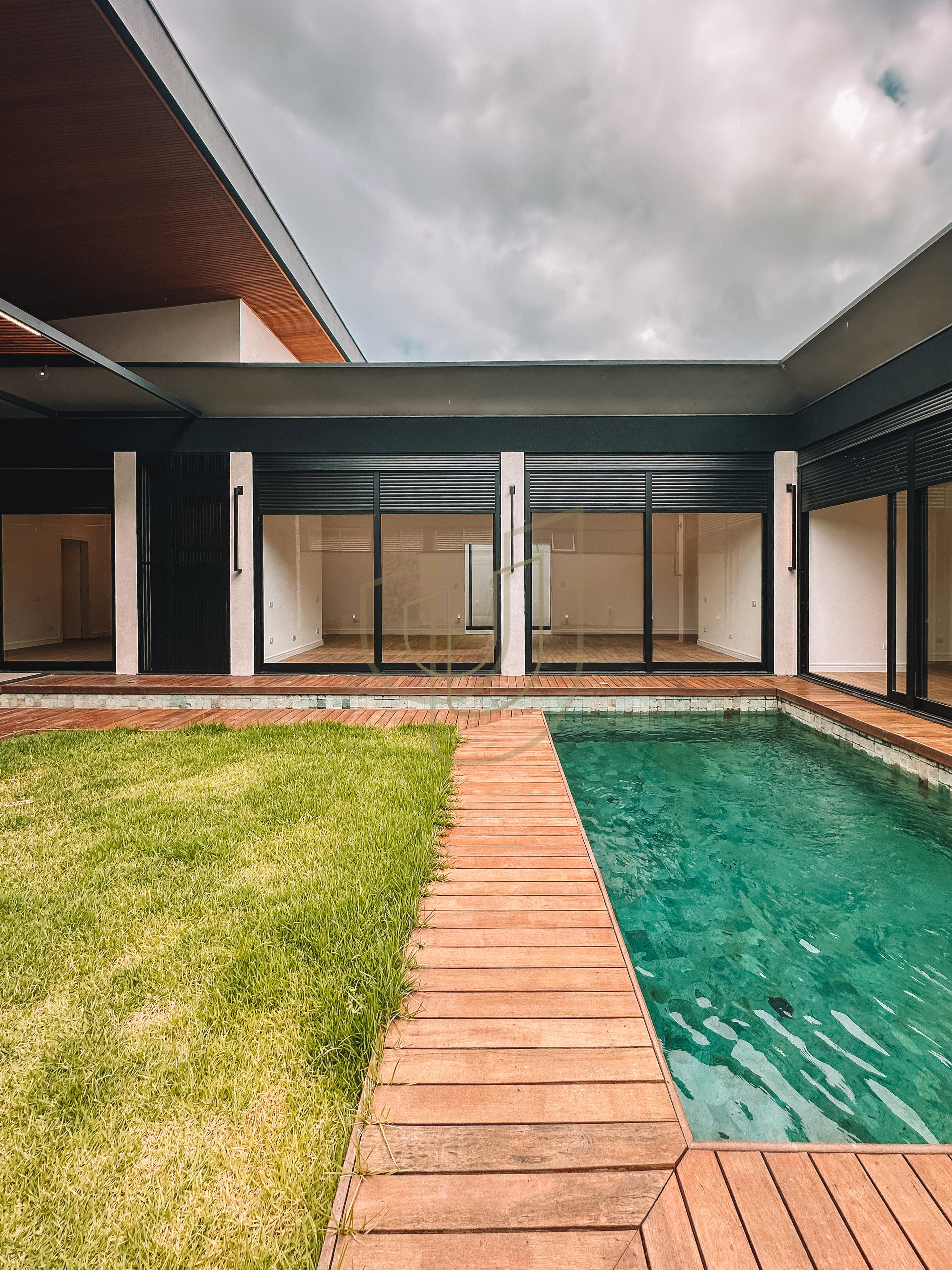 Casa T&eacute;rrea com 4 Su&iacute;tes no Jardim do Golfe I - S&atilde;o Jos&eacute; dos Campos/SP  São José dos Campos - 