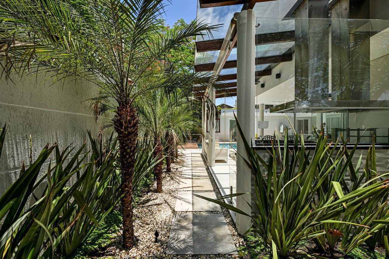 Sobrado sofisticado com 730m&sup2; no Jardim Apollo - S&atilde;o Jos&eacute; dos Campos/SP  São José dos Campos - 