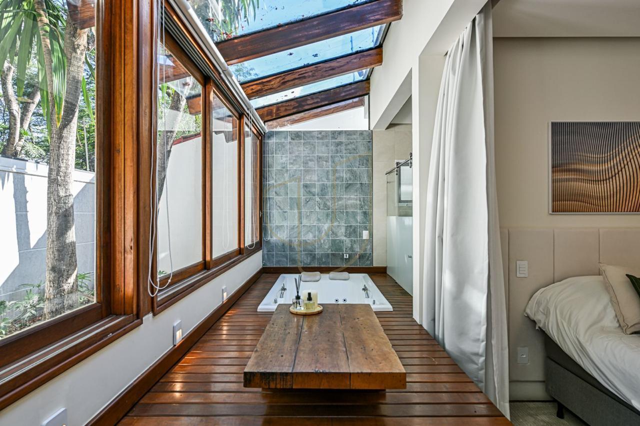 Sobrado sofisticado com 730m&sup2; no Jardim Apollo - S&atilde;o Jos&eacute; dos Campos/SP  São José dos Campos - 