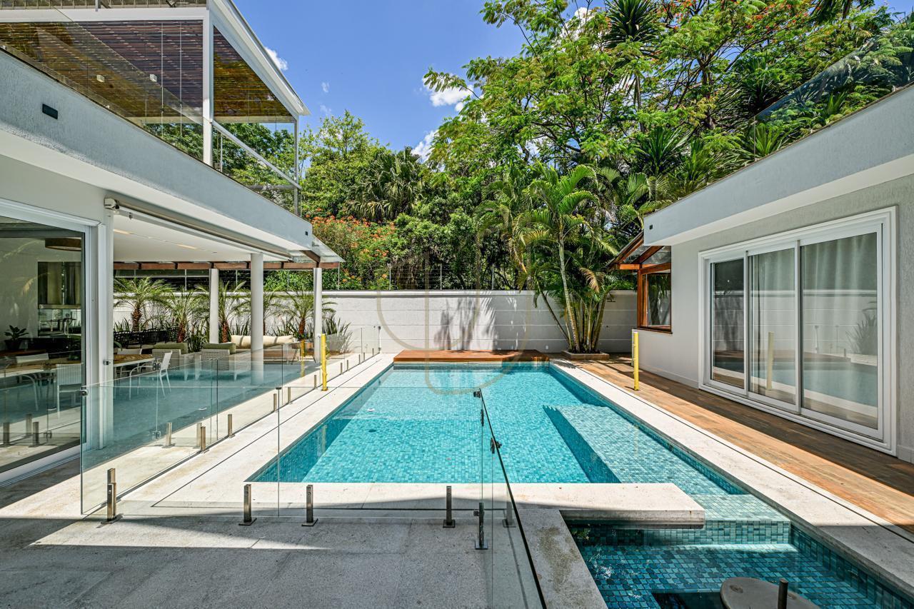 Sobrado sofisticado com 730m&sup2; no Jardim Apollo - S&atilde;o Jos&eacute; dos Campos/SP  São José dos Campos - 