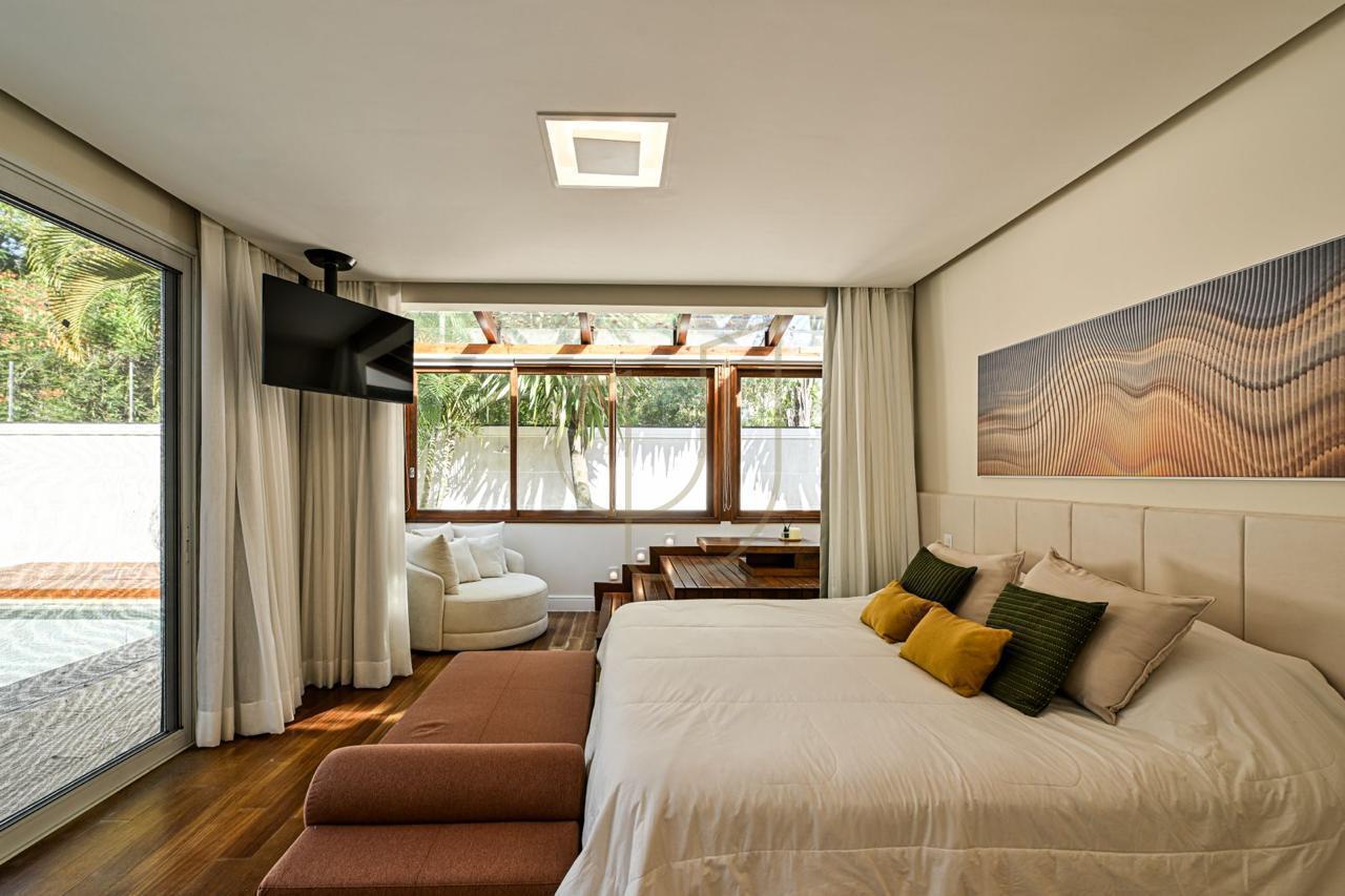 Sobrado sofisticado com 730m&sup2; no Jardim Apollo - S&atilde;o Jos&eacute; dos Campos/SP  São José dos Campos - 