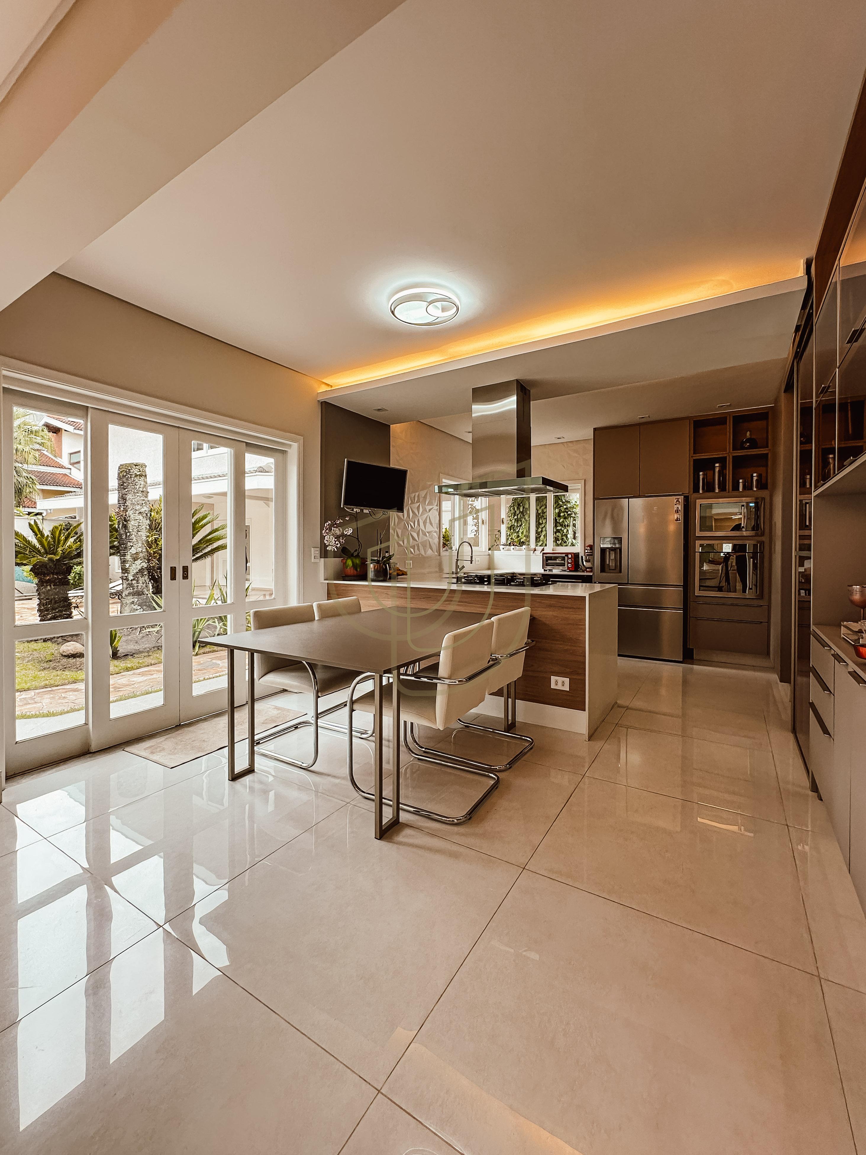 Sobrado com terreno de 720m&sup2; e 4 Dormit&oacute;rios no Jardim das Colinas - S&atilde;o Jos&eacute; dos Campos  São José dos Campos - 