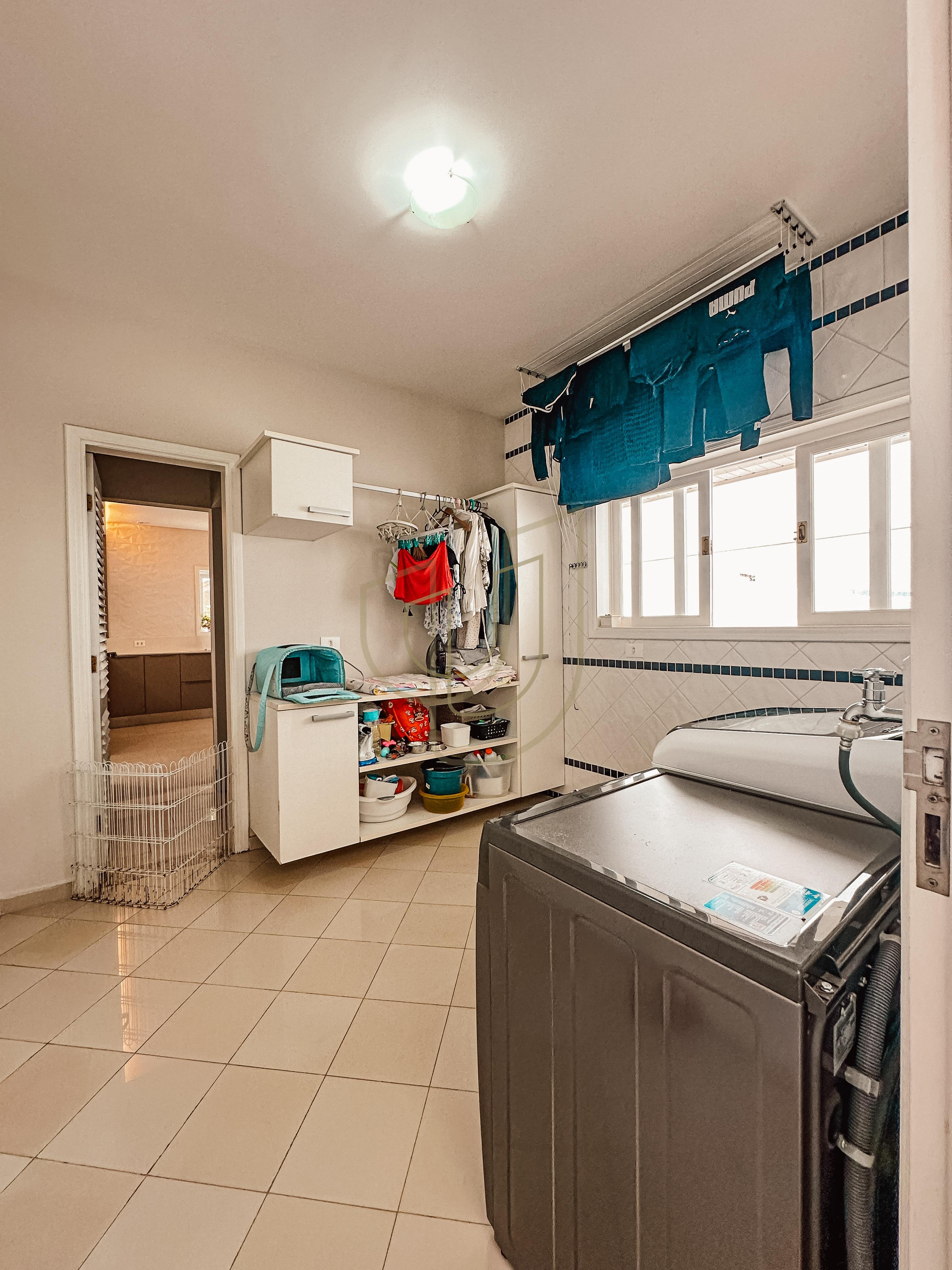 Sobrado com terreno de 720m&sup2; e 4 Dormit&oacute;rios no Jardim das Colinas - S&atilde;o Jos&eacute; dos Campos  São José dos Campos - 