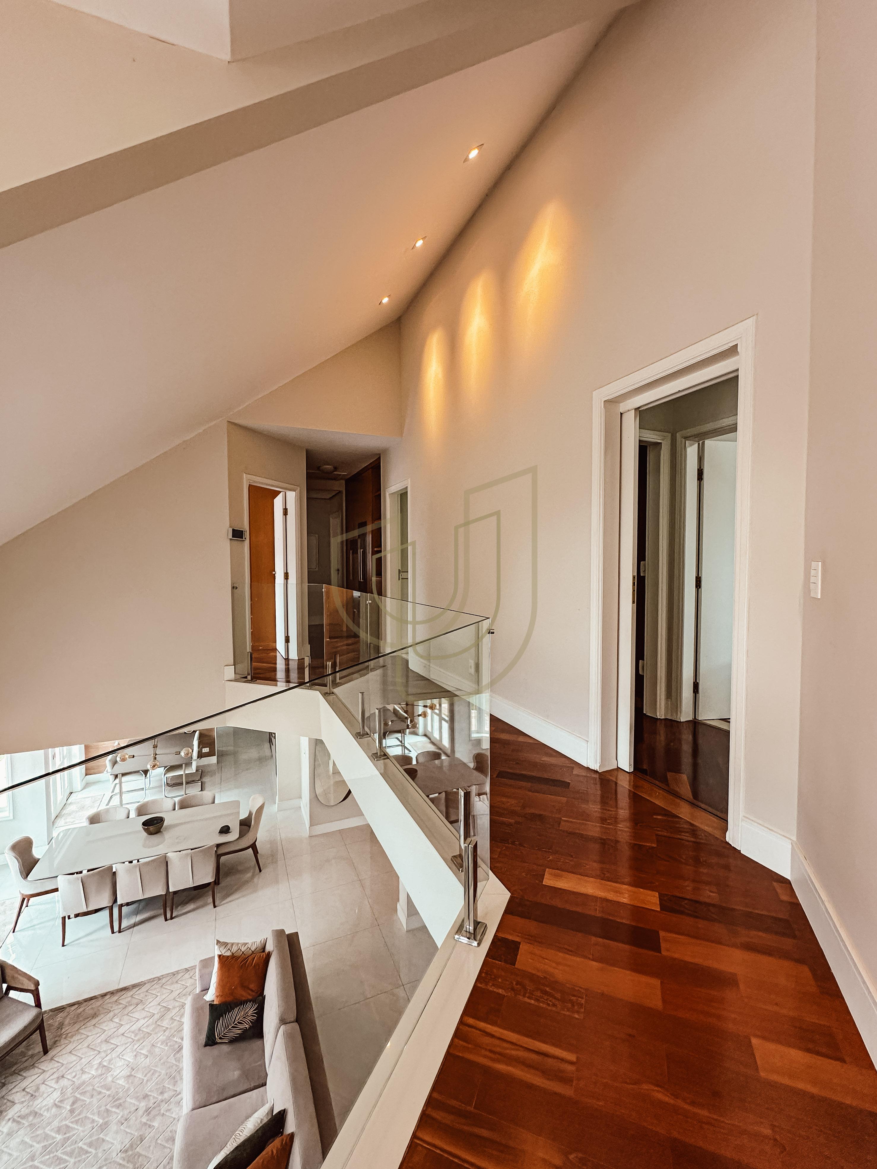 Sobrado com terreno de 720m&sup2; e 4 Dormit&oacute;rios no Jardim das Colinas - S&atilde;o Jos&eacute; dos Campos  São José dos Campos - 