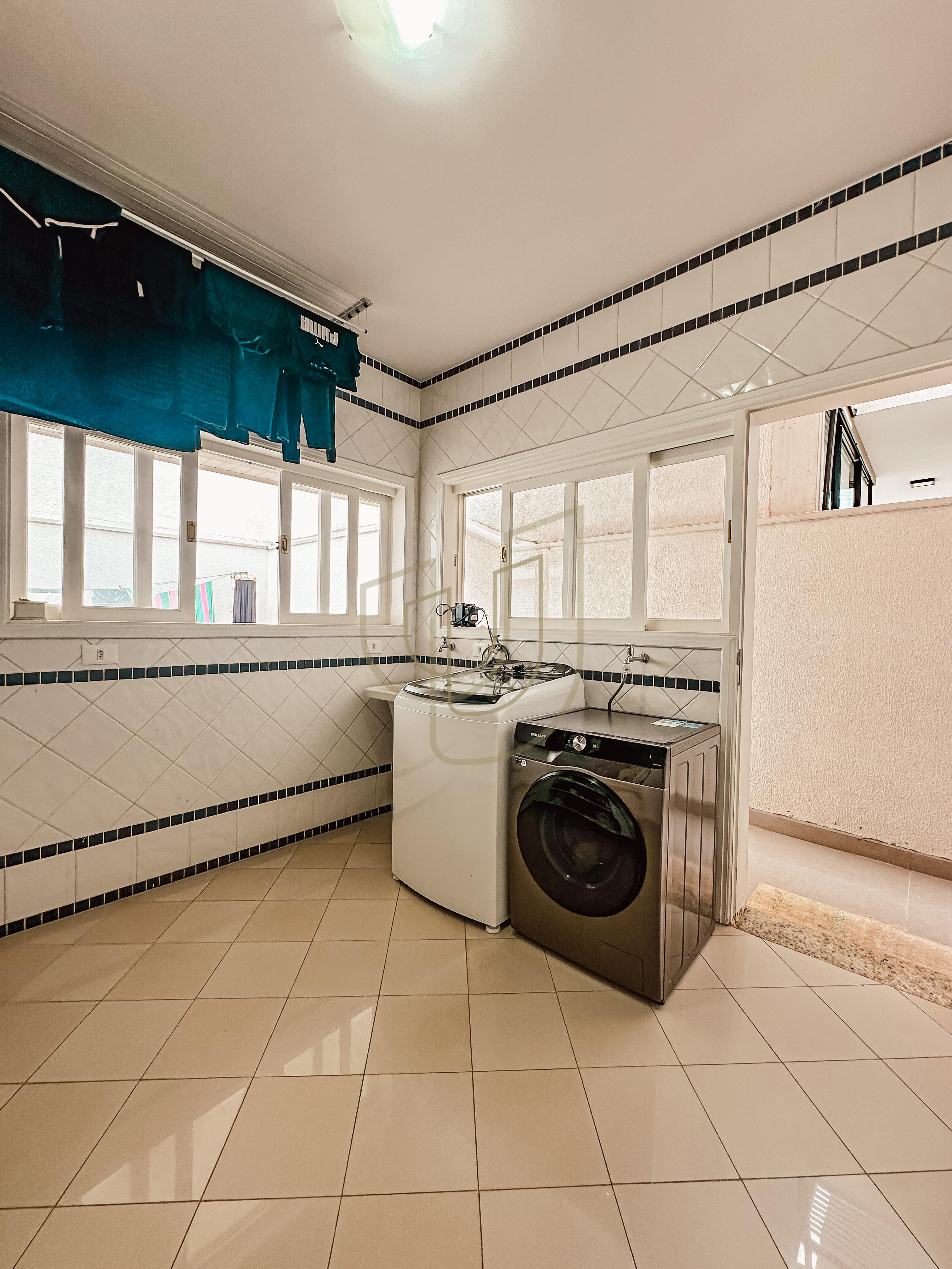 Sobrado com terreno de 720m&sup2; e 4 Dormit&oacute;rios no Jardim das Colinas - S&atilde;o Jos&eacute; dos Campos  São José dos Campos - 