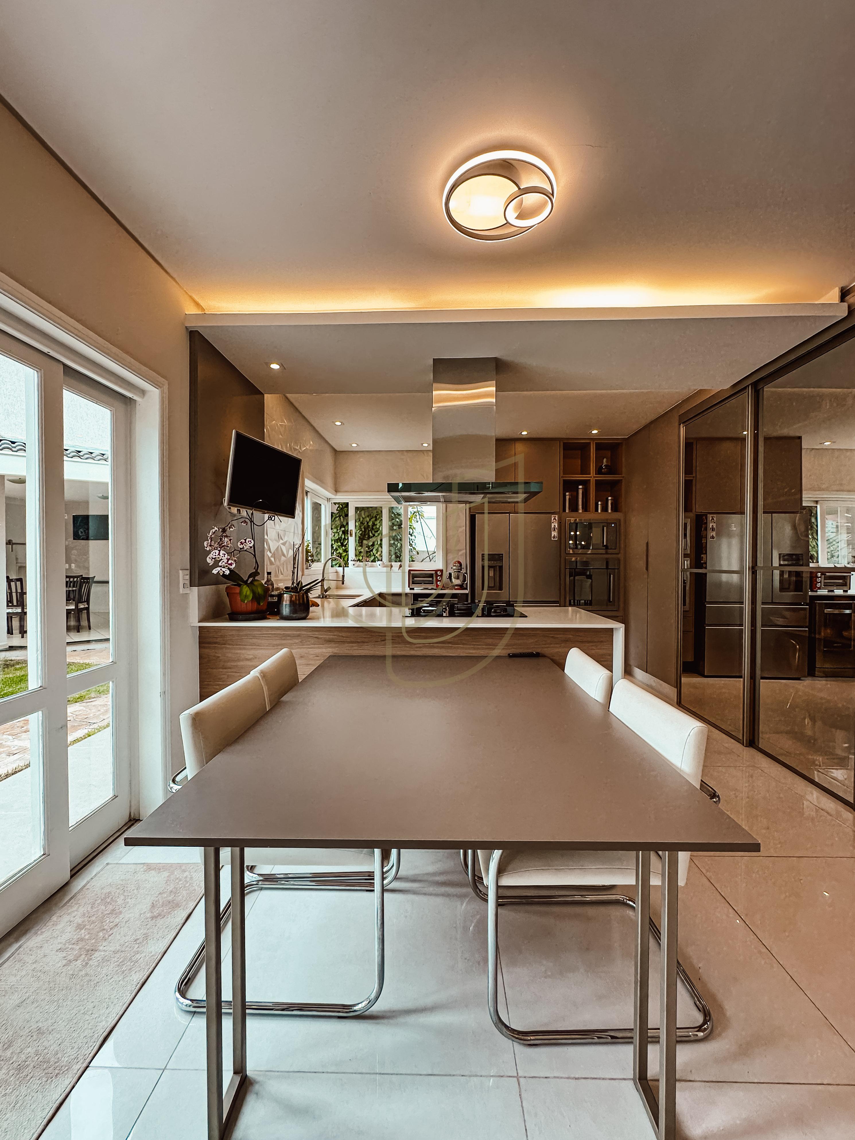 Sobrado com terreno de 720m&sup2; e 4 Dormit&oacute;rios no Jardim das Colinas - S&atilde;o Jos&eacute; dos Campos  São José dos Campos - 