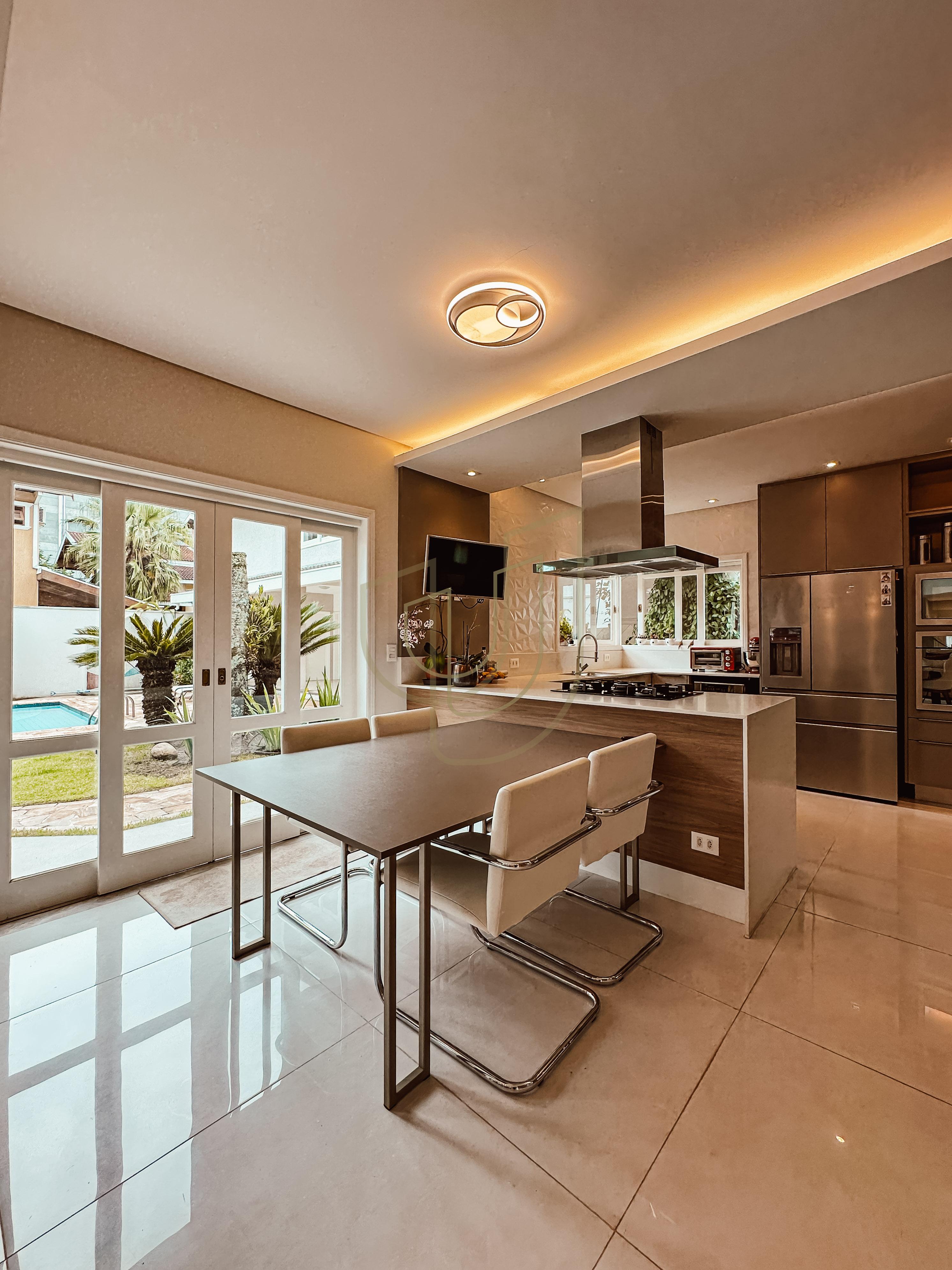 Sobrado com terreno de 720m&sup2; e 4 Dormit&oacute;rios no Jardim das Colinas - S&atilde;o Jos&eacute; dos Campos  São José dos Campos - 