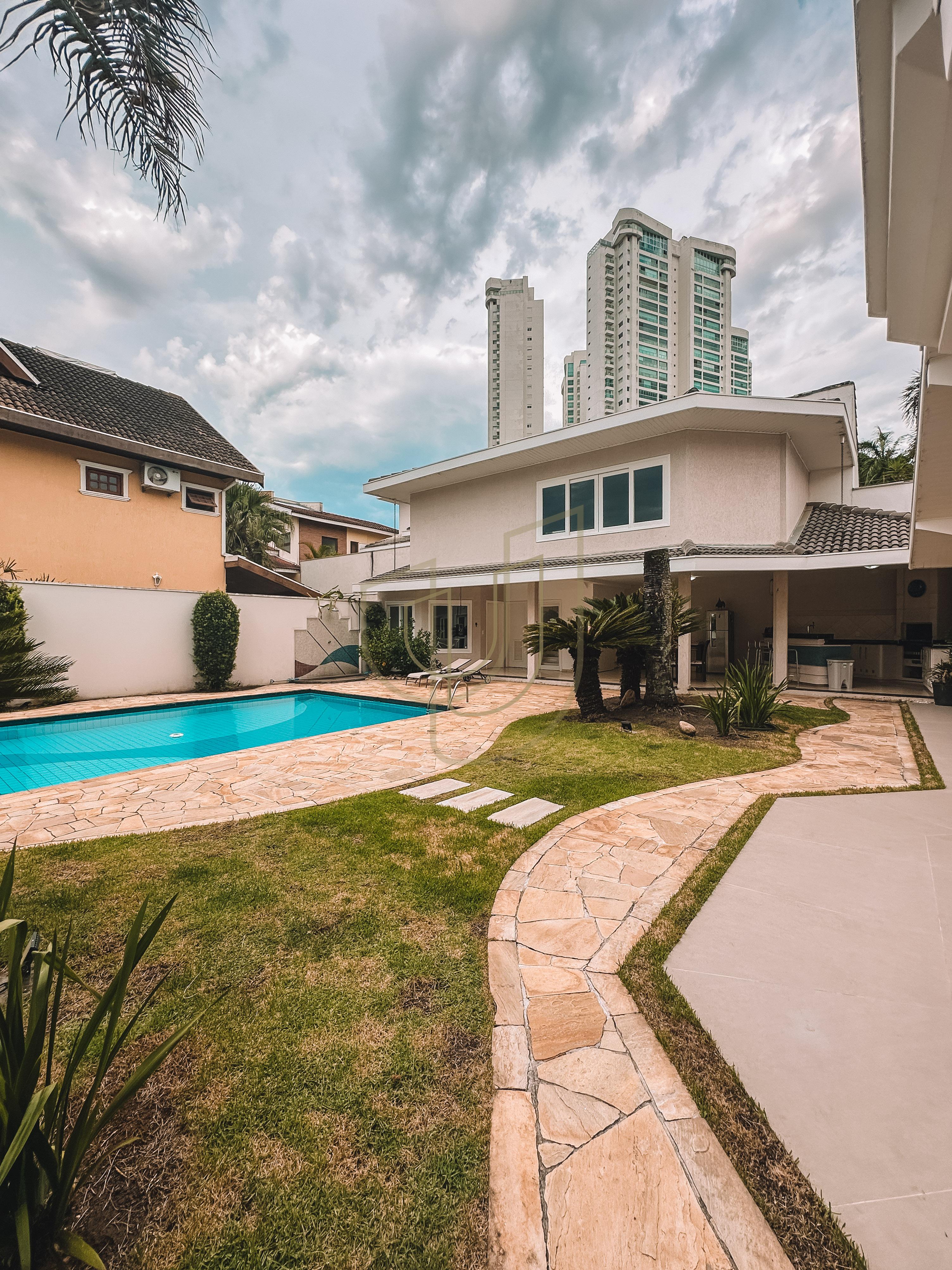 Sobrado com terreno de 720m&sup2; e 4 Dormit&oacute;rios no Jardim das Colinas - S&atilde;o Jos&eacute; dos Campos  São José dos Campos - 