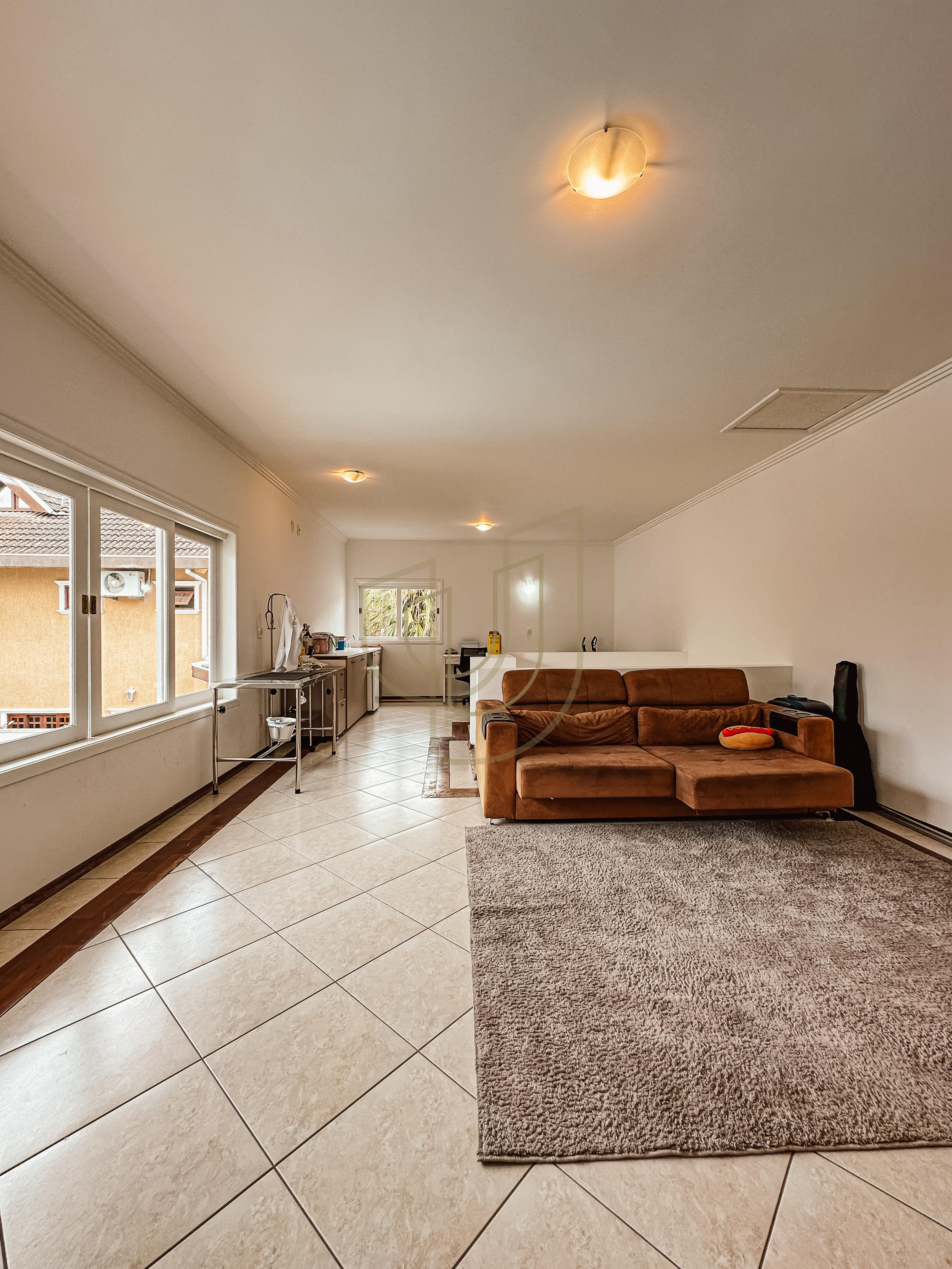 Sobrado com terreno de 720m&sup2; e 4 Dormit&oacute;rios no Jardim das Colinas - S&atilde;o Jos&eacute; dos Campos  São José dos Campos - 