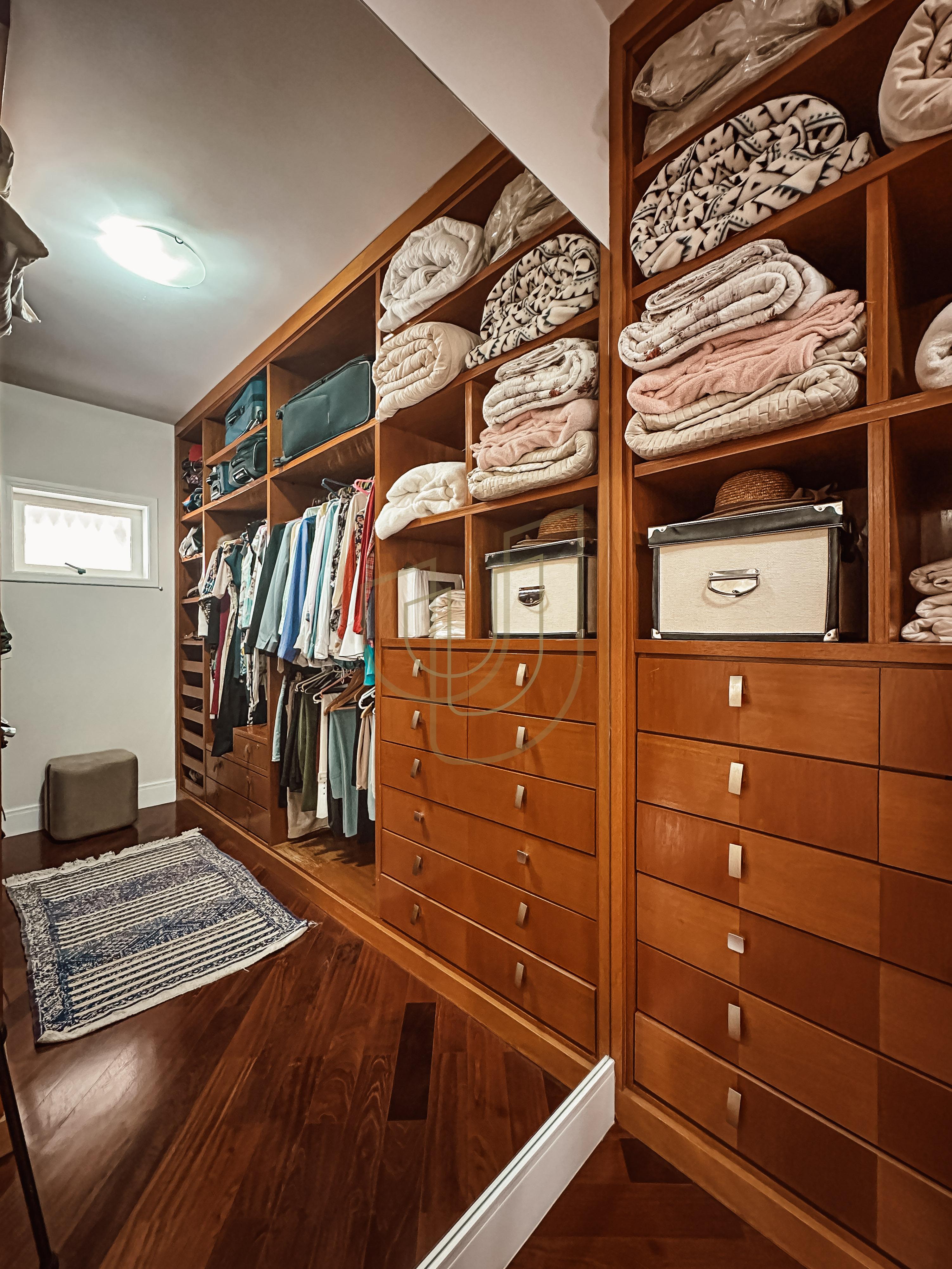 Sobrado com terreno de 720m&sup2; e 4 Dormit&oacute;rios no Jardim das Colinas - S&atilde;o Jos&eacute; dos Campos  São José dos Campos - 