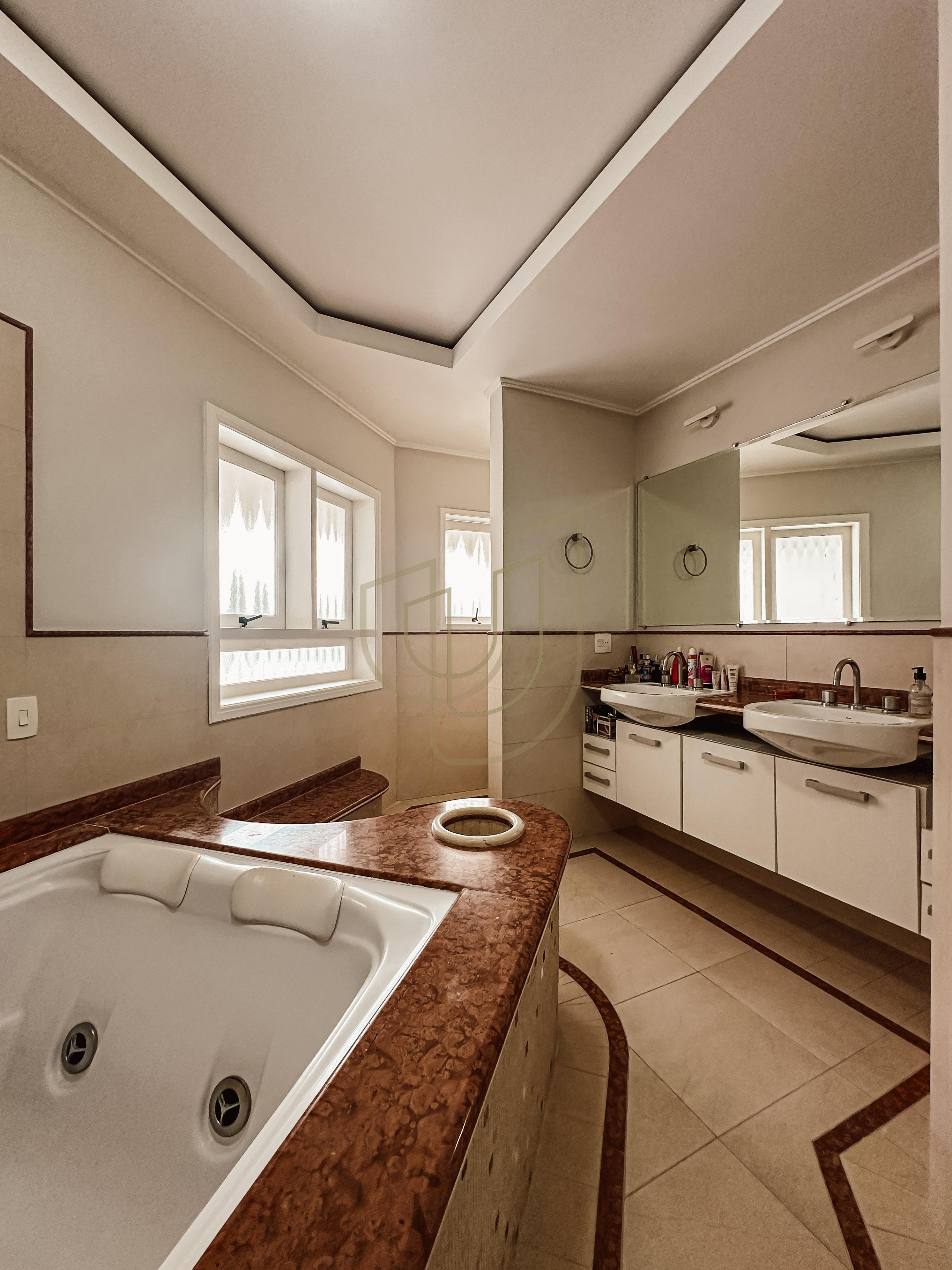 Sobrado com terreno de 720m&sup2; e 4 Dormit&oacute;rios no Jardim das Colinas - S&atilde;o Jos&eacute; dos Campos  São José dos Campos - 