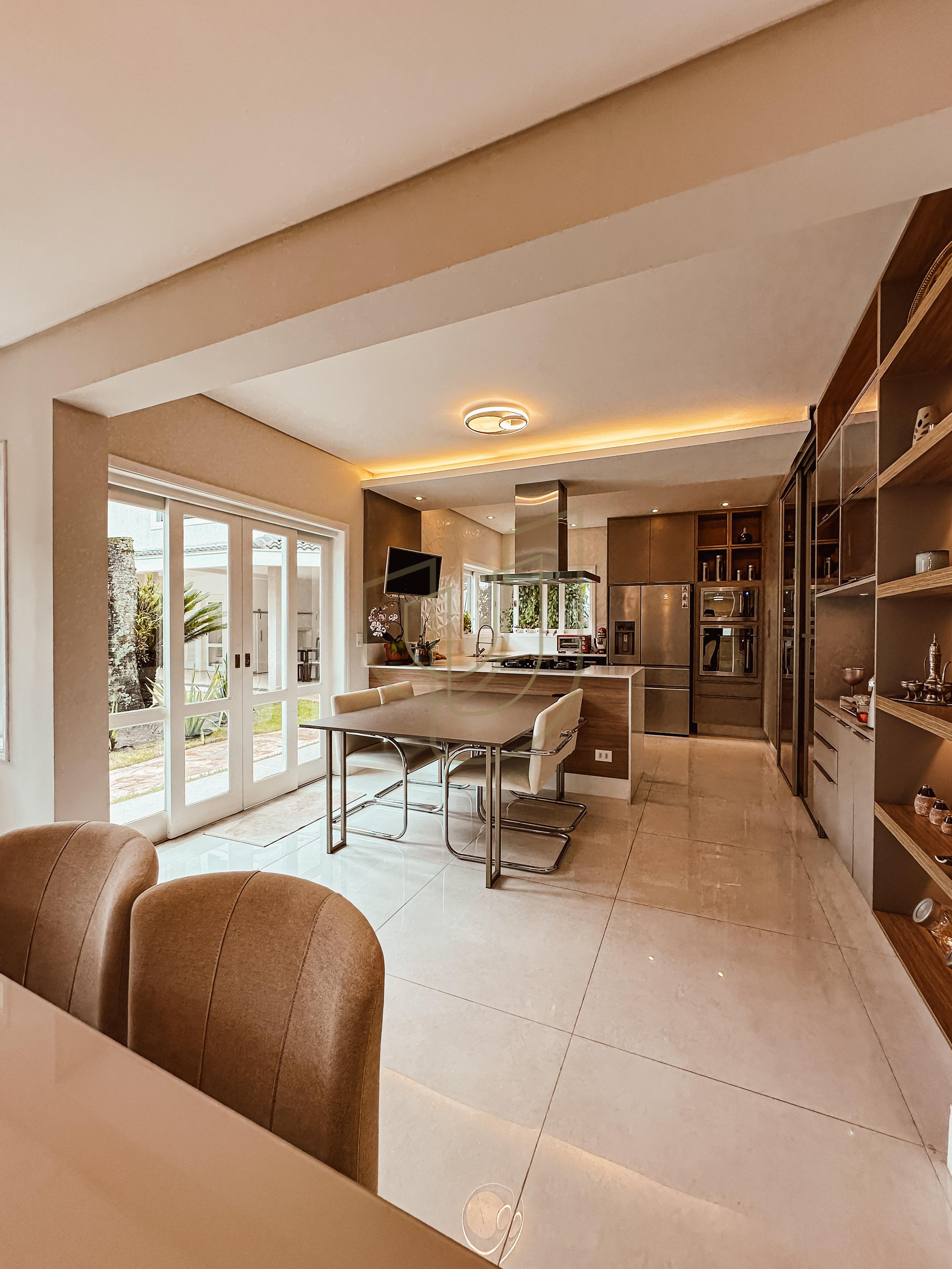 Sobrado com terreno de 720m&sup2; e 4 Dormit&oacute;rios no Jardim das Colinas - S&atilde;o Jos&eacute; dos Campos  São José dos Campos - 