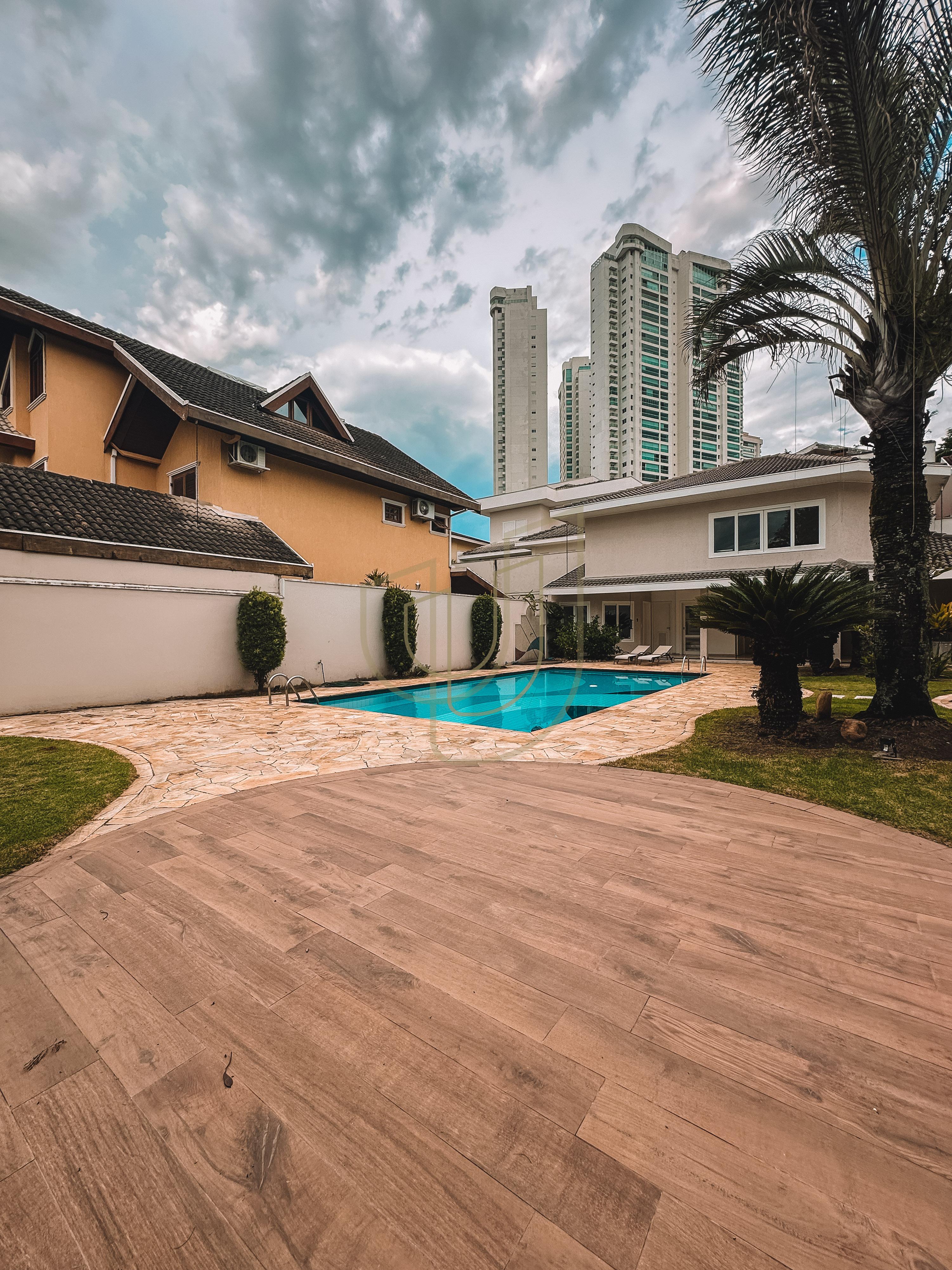 Sobrado com terreno de 720m&sup2; e 4 Dormit&oacute;rios no Jardim das Colinas - S&atilde;o Jos&eacute; dos Campos  São José dos Campos - 