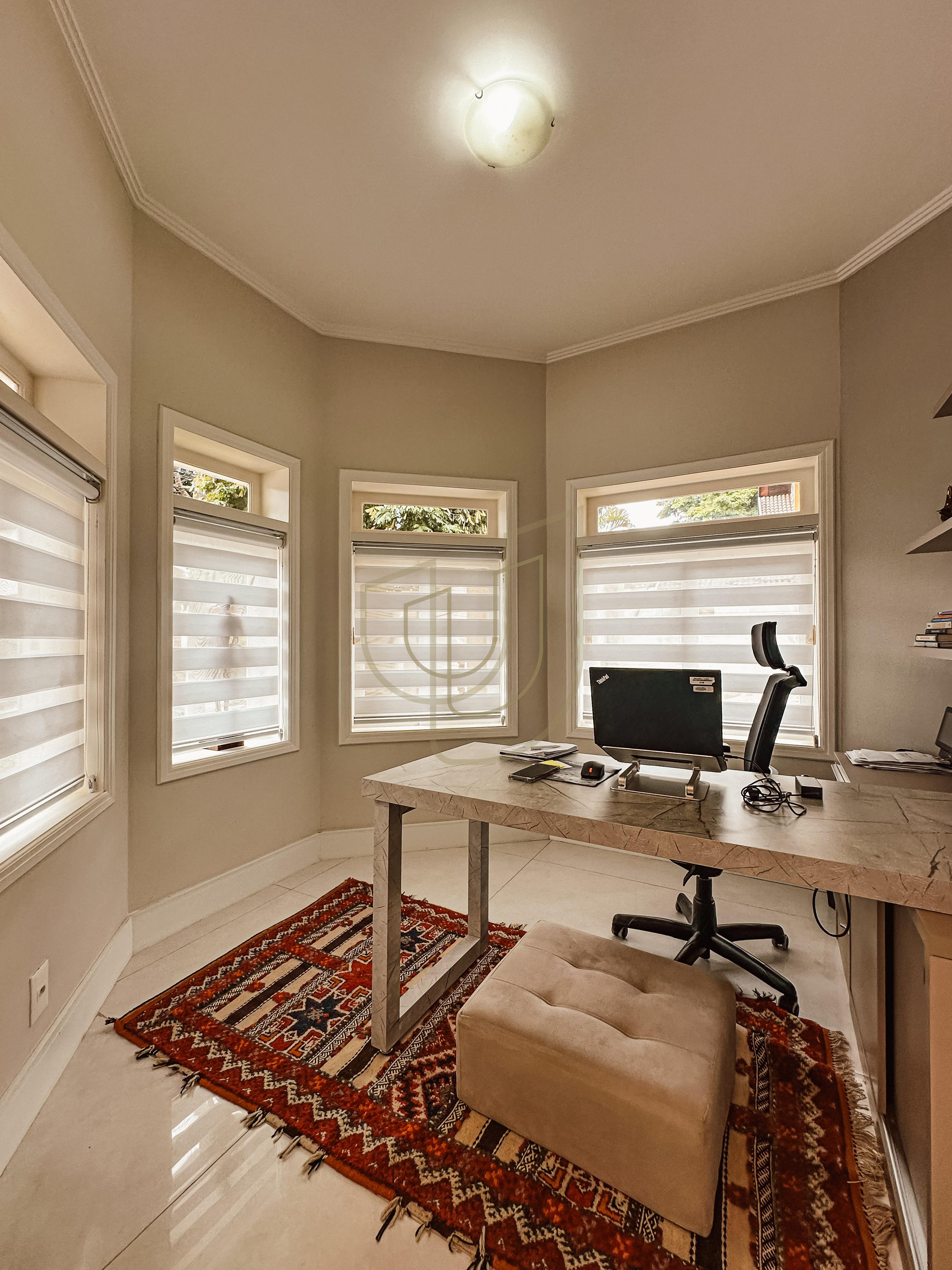 Sobrado com terreno de 720m&sup2; e 4 Dormit&oacute;rios no Jardim das Colinas - S&atilde;o Jos&eacute; dos Campos  São José dos Campos - 