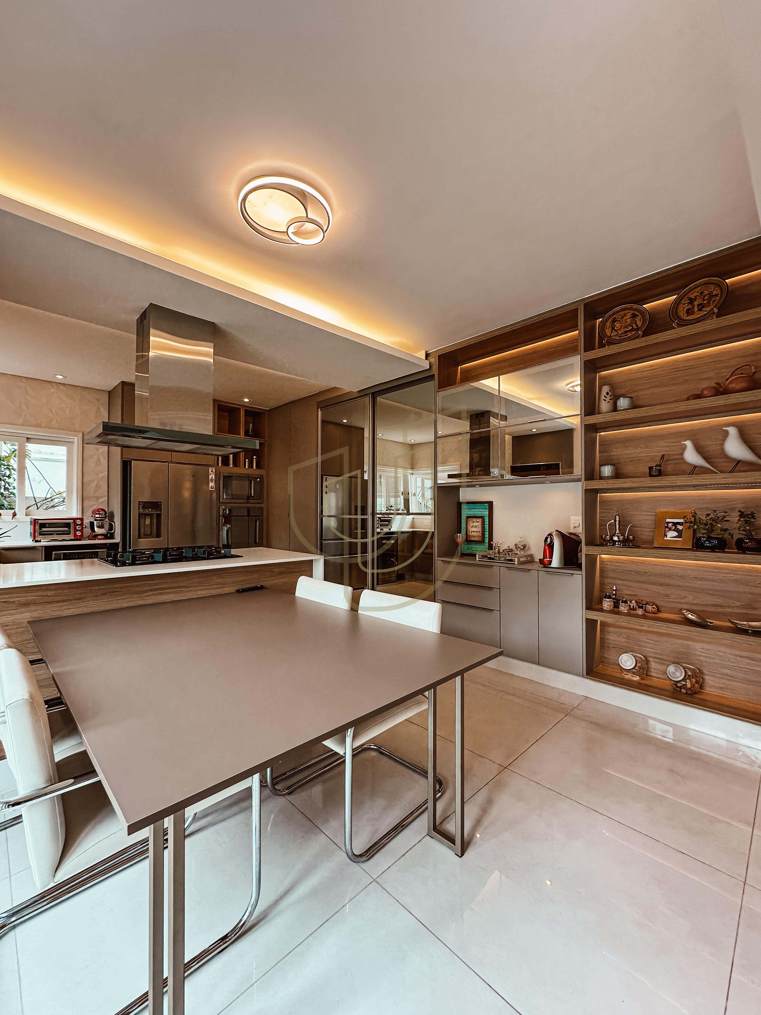 Sobrado com terreno de 720m&sup2; e 4 Dormit&oacute;rios no Jardim das Colinas - S&atilde;o Jos&eacute; dos Campos  São José dos Campos - 