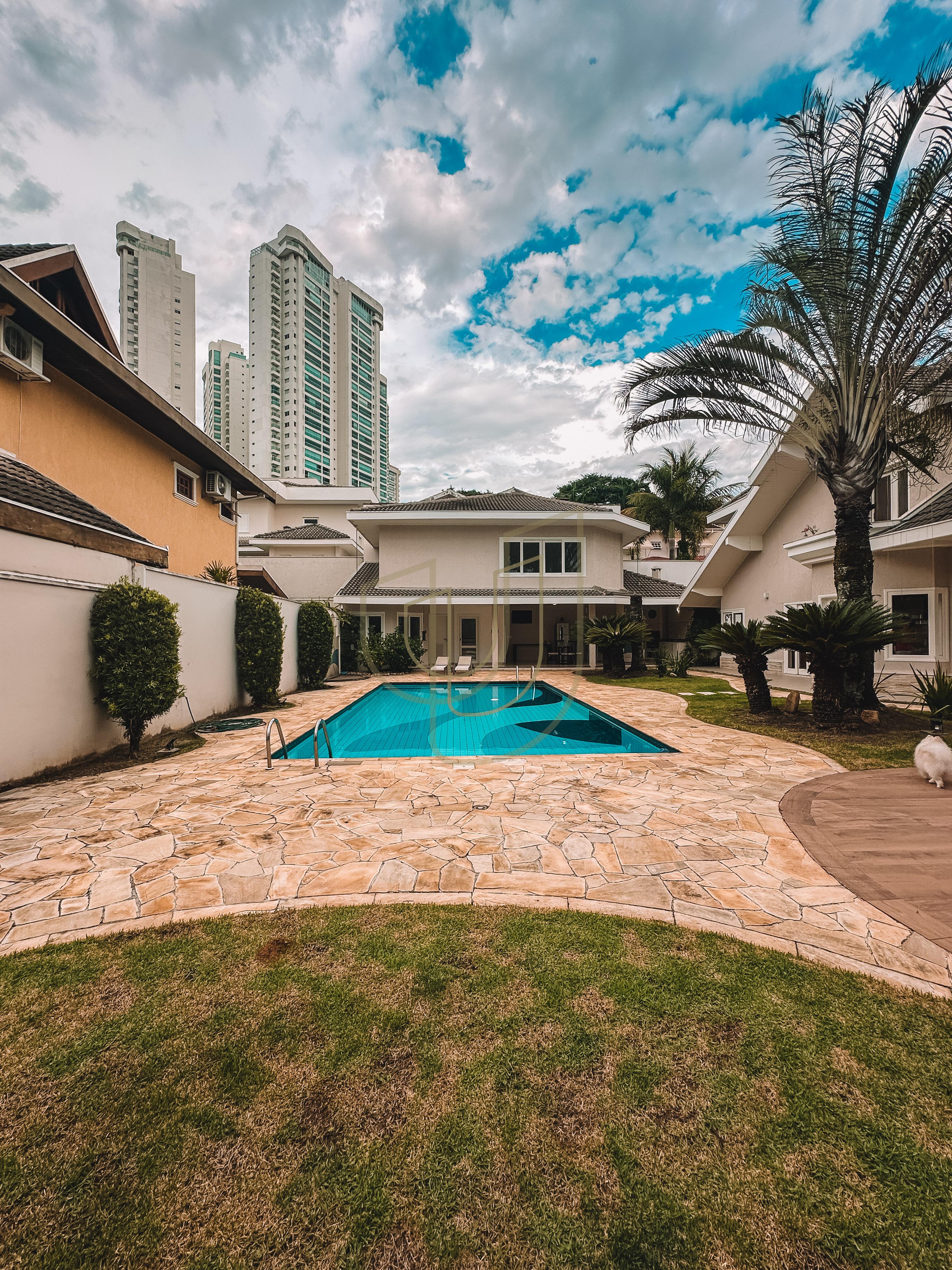 Sobrado com terreno de 720m&sup2; e 4 Dormit&oacute;rios no Jardim das Colinas - S&atilde;o Jos&eacute; dos Campos  São José dos Campos - 