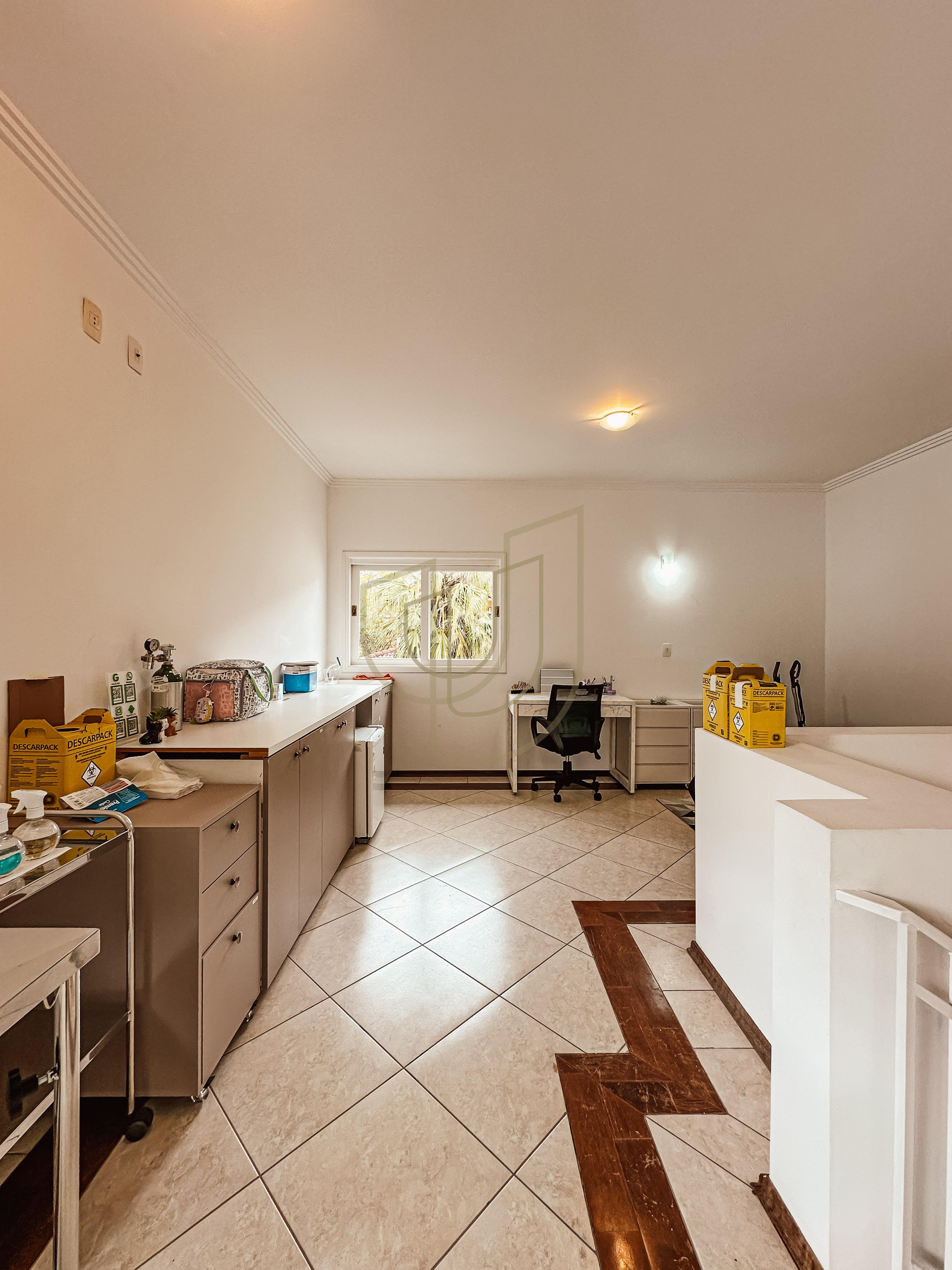 Sobrado com terreno de 720m&sup2; e 4 Dormit&oacute;rios no Jardim das Colinas - S&atilde;o Jos&eacute; dos Campos  São José dos Campos - 