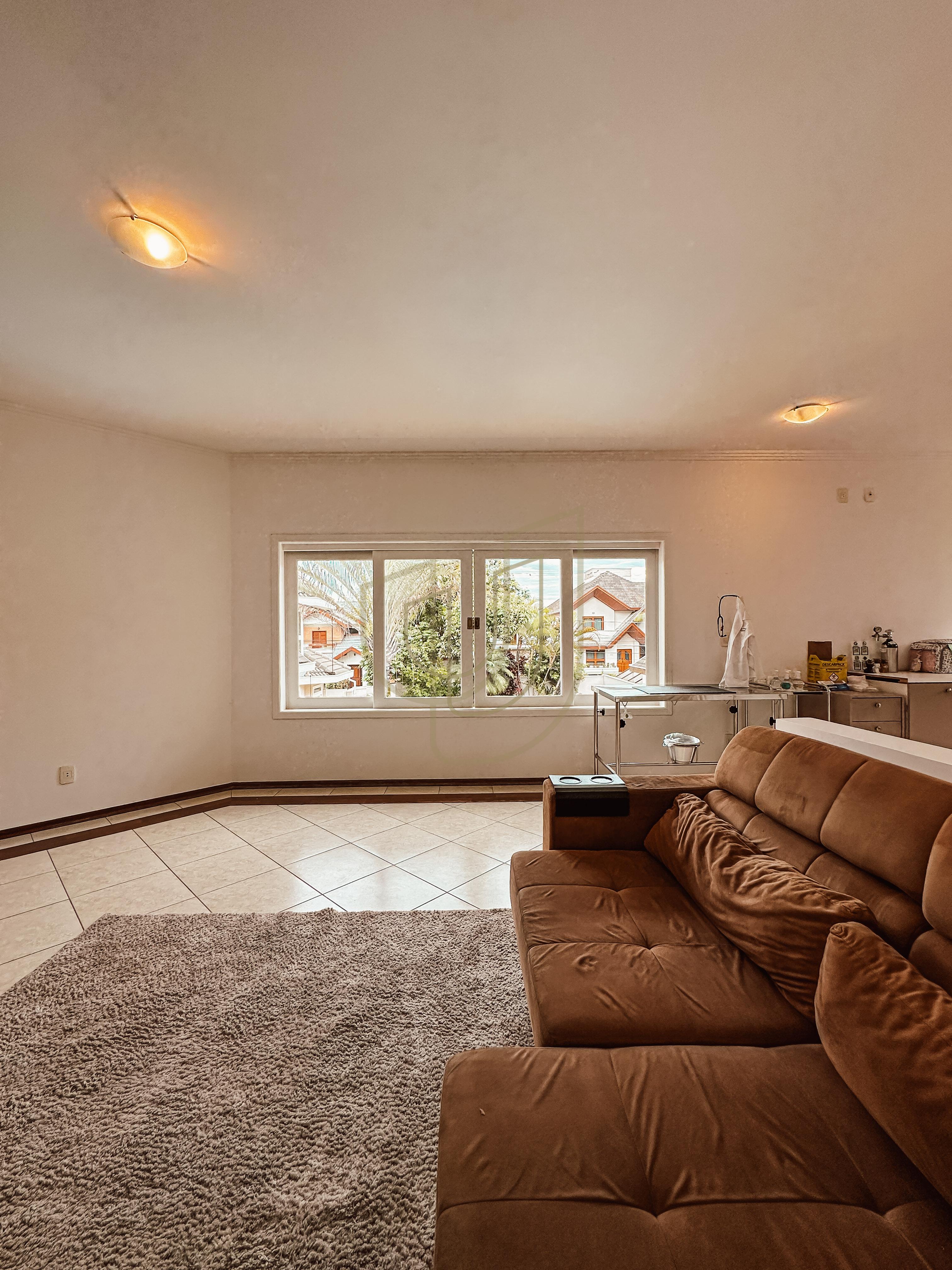 Sobrado com terreno de 720m&sup2; e 4 Dormit&oacute;rios no Jardim das Colinas - S&atilde;o Jos&eacute; dos Campos  São José dos Campos - 