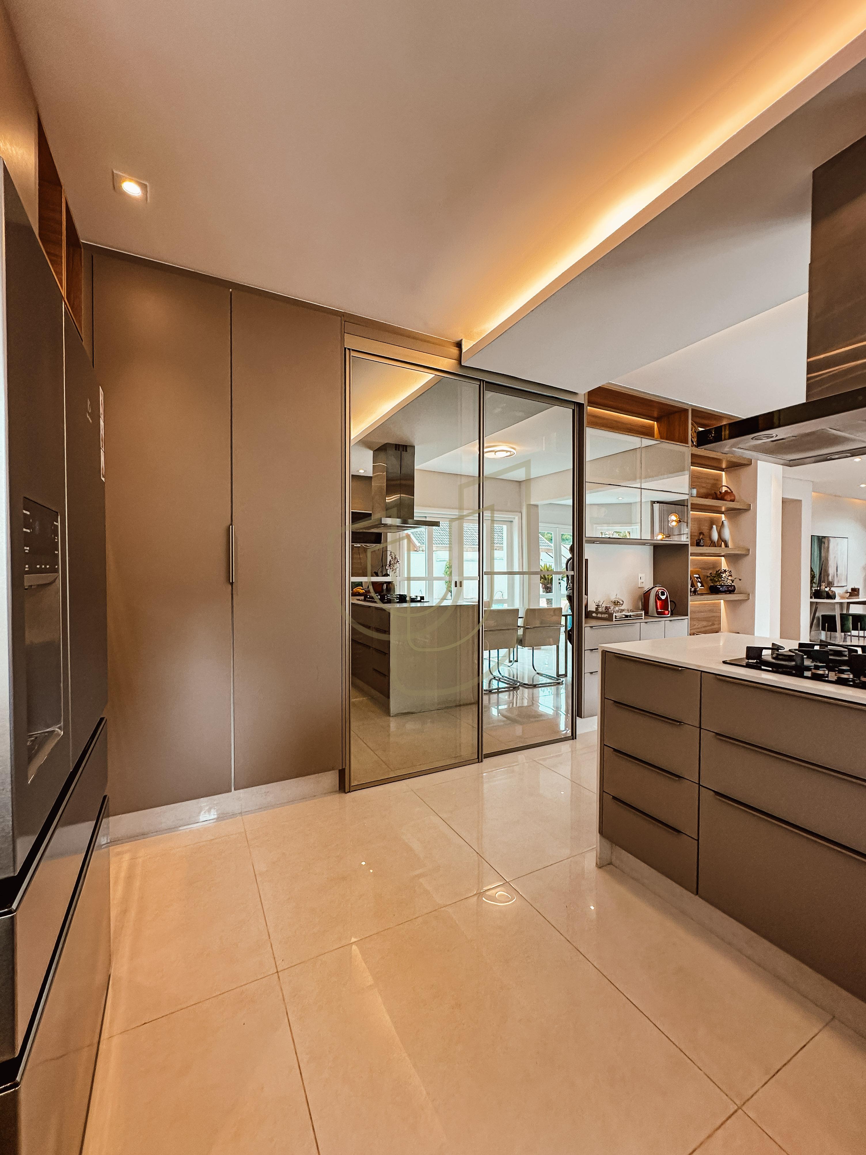 Sobrado com terreno de 720m&sup2; e 4 Dormit&oacute;rios no Jardim das Colinas - S&atilde;o Jos&eacute; dos Campos  São José dos Campos - 