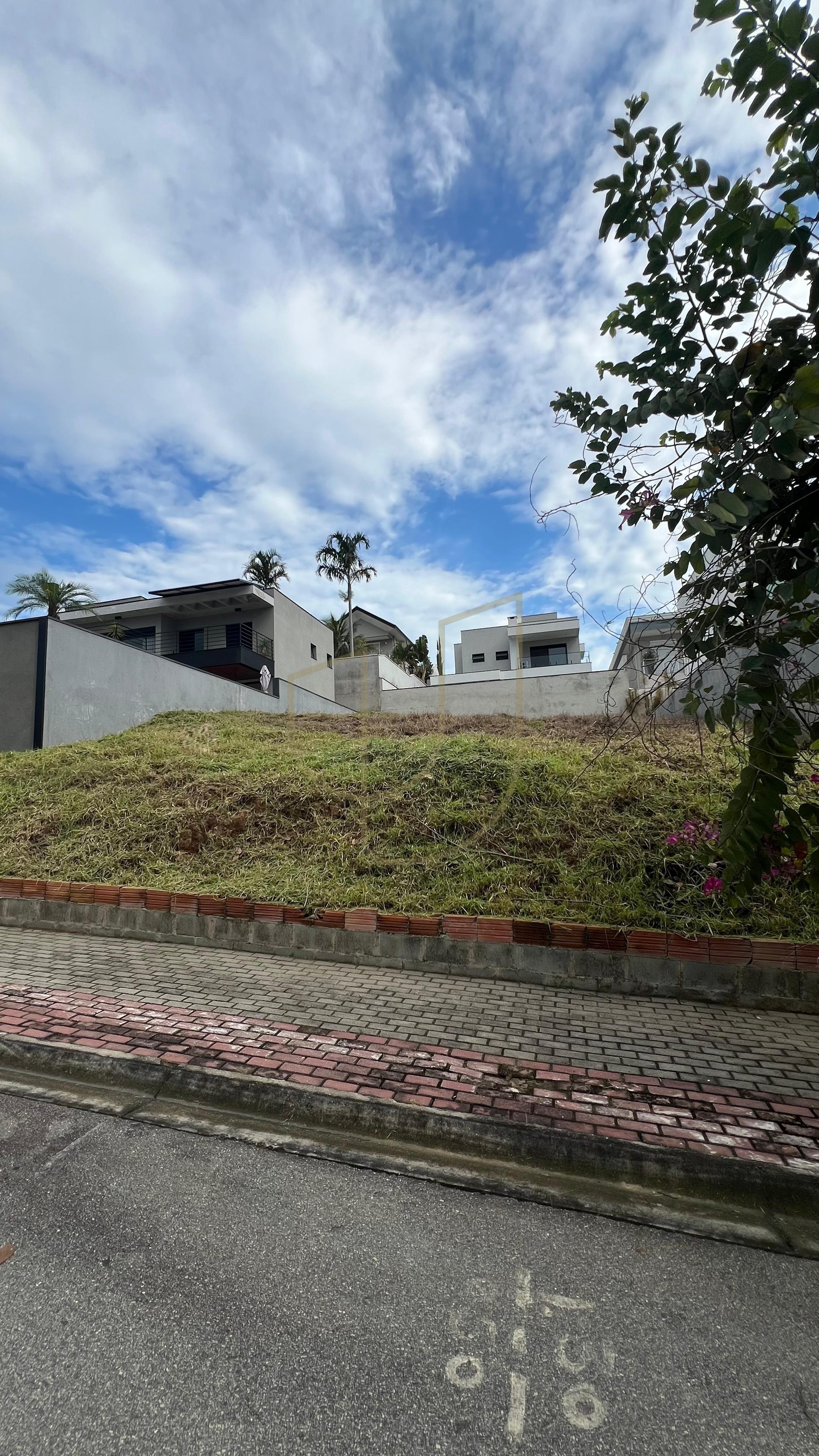 Terreno de 450m&sup2; no condom&iacute;nio Residencial Jaguary - S&atilde;o Jos&eacute; dos Campos/SP  São José dos Campos - 