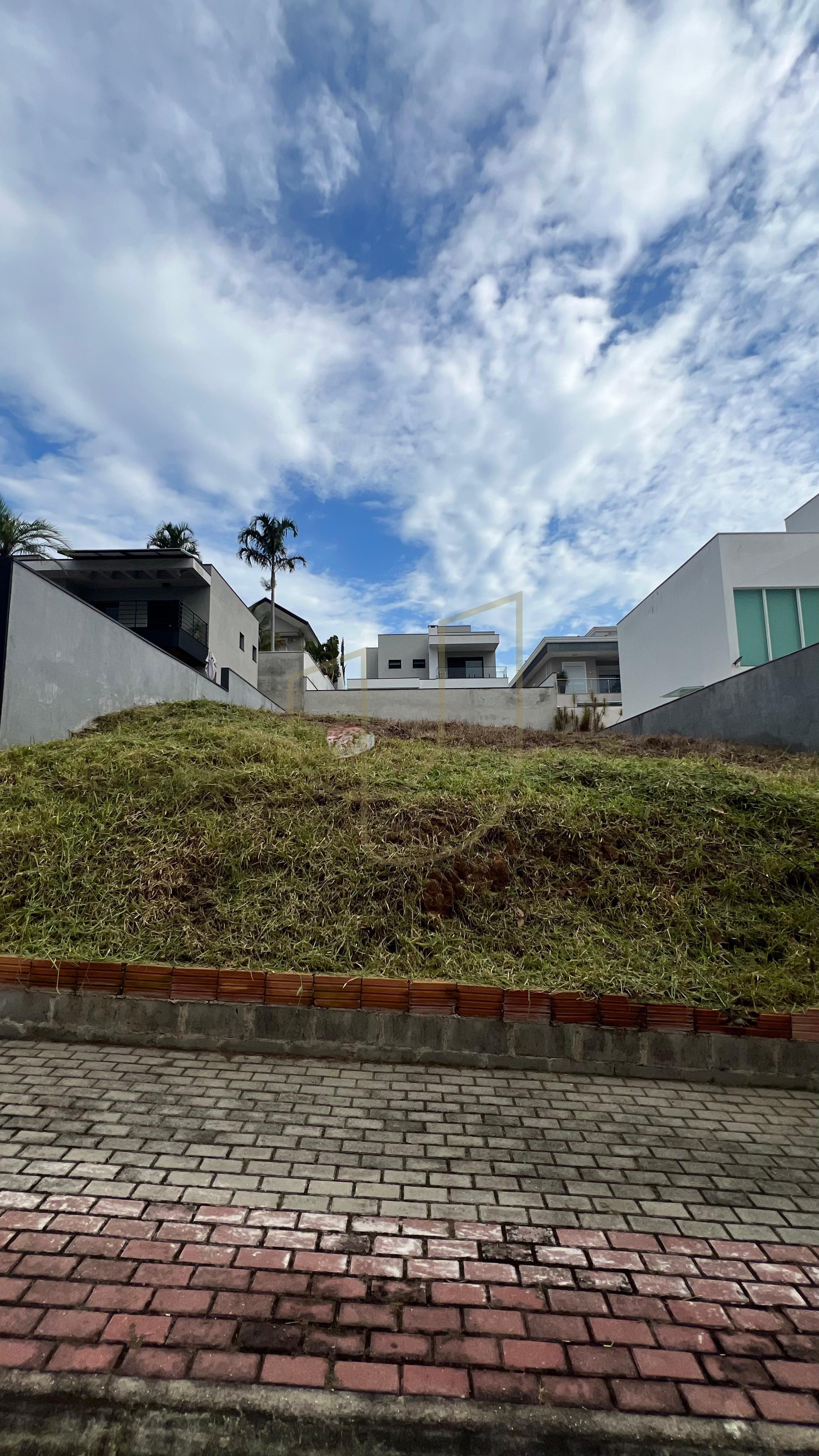 Terreno de 450m&sup2; no condom&iacute;nio Residencial Jaguary - S&atilde;o Jos&eacute; dos Campos/SP  São José dos Campos - 