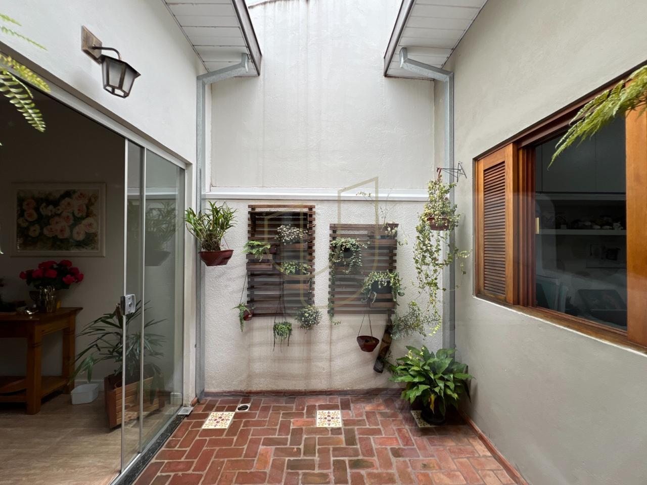 Casa com 3 Dormit&oacute;rios e 140m&sup2; no Vila Branca  Jacareí - 