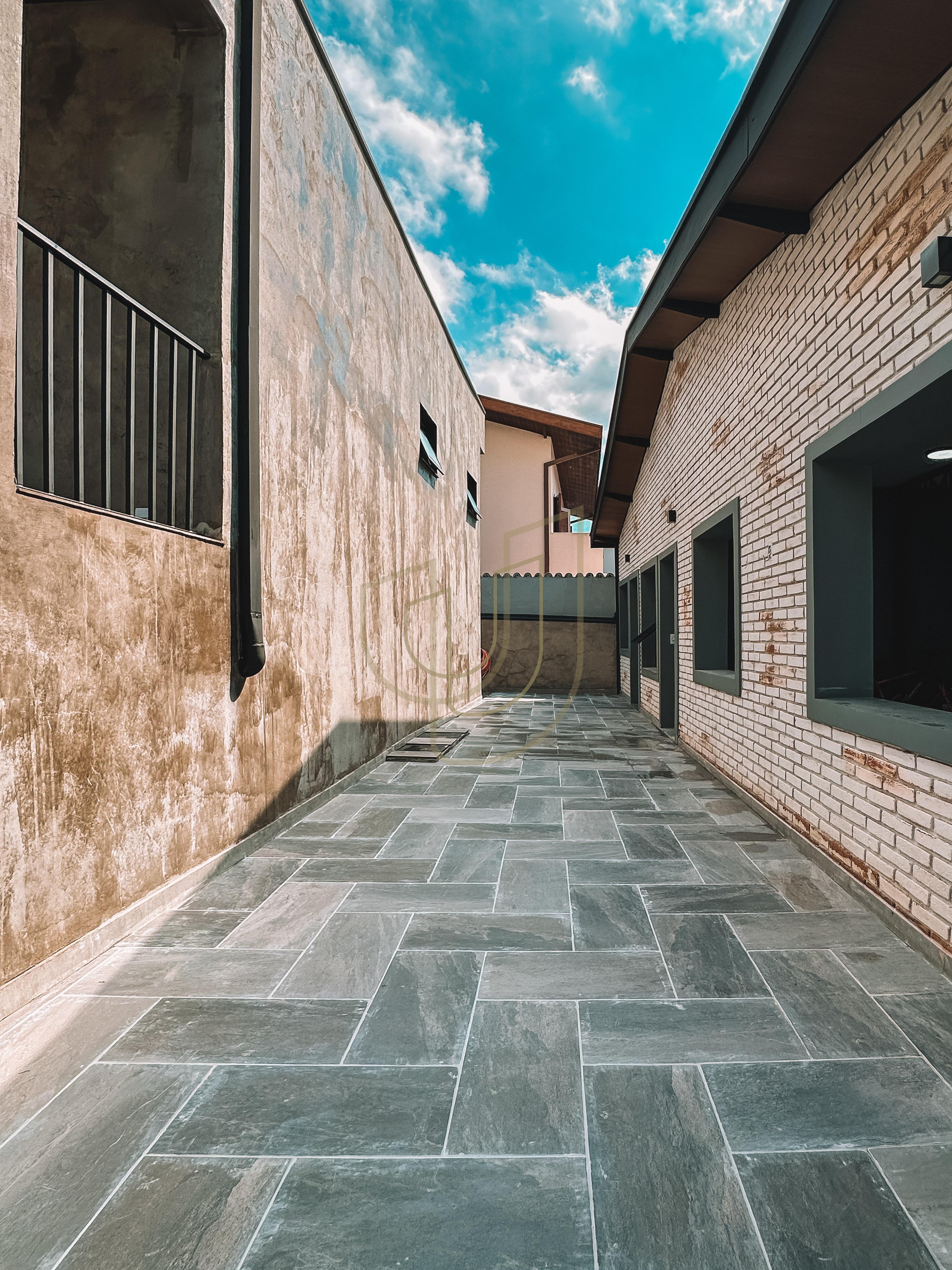 Casa T&eacute;rrea com 3 Su&iacute;tes no Condom&iacute;nio Jardim das Colinas  São José dos Campos - 