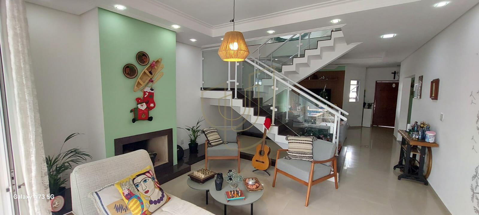 Sobrado com 3 Su&iacute;tes no Condom&iacute;nio Terras do Vale Avenida das Palmeiras Caçapava - 