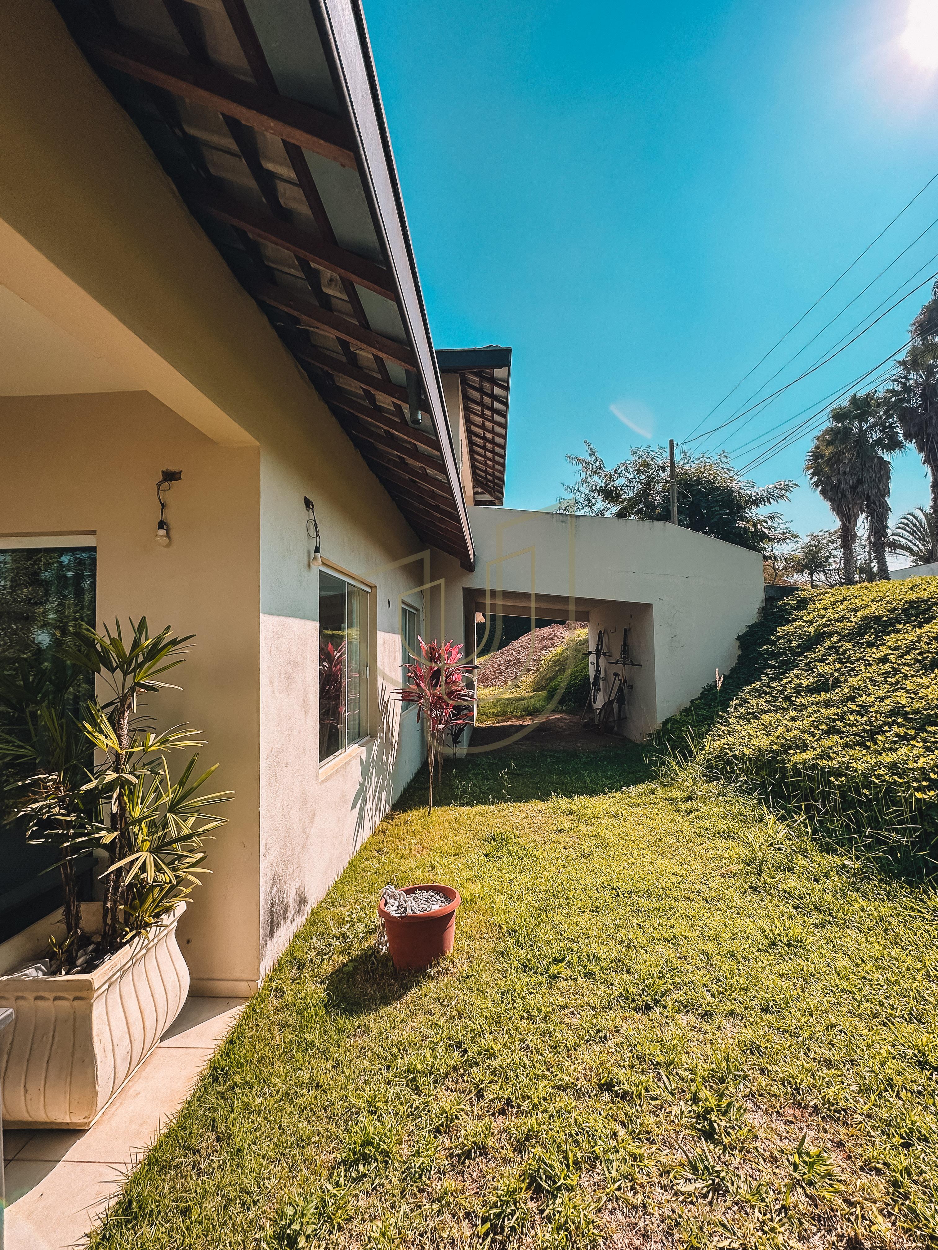 Casa com 3 Su&iacute;tes no Condom&iacute;nio Mirante do Vale Estrada Rio Comprido Jacareí - 