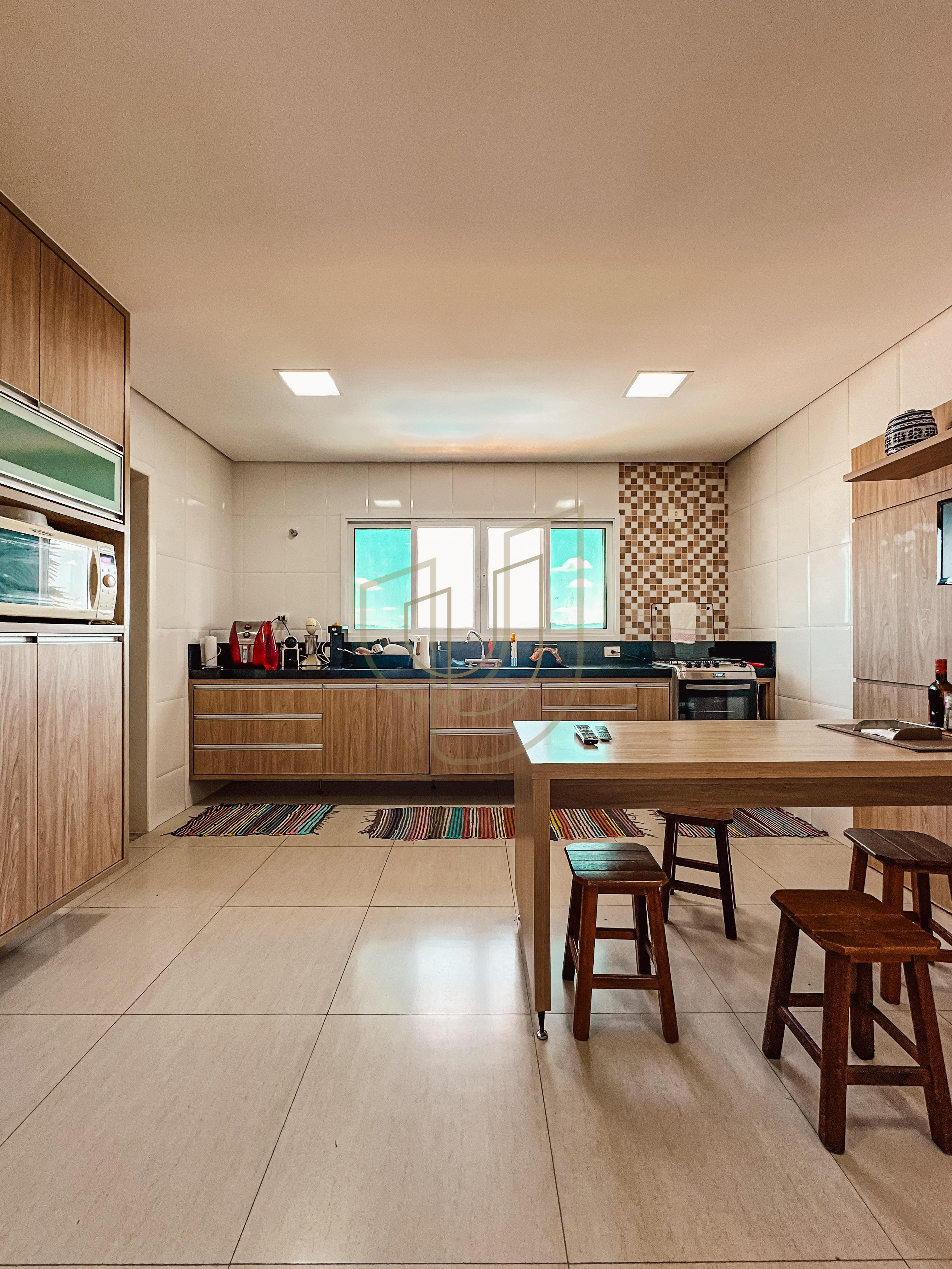 Sobrado com 4 Su&iacute;tes no Residencial Jaguary Av. Aquarela do Brasil São José dos Campos - 