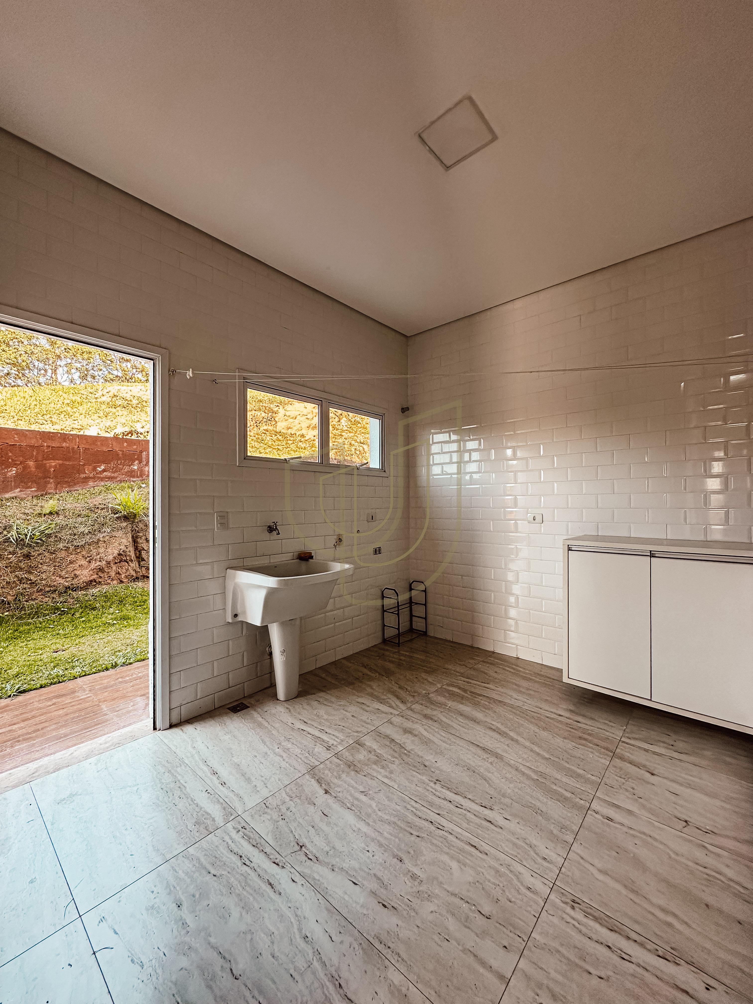 Casa com 3 Su&iacute;tes no Mirante do Vale Rua Sérgio Rodrigues Jacareí - 