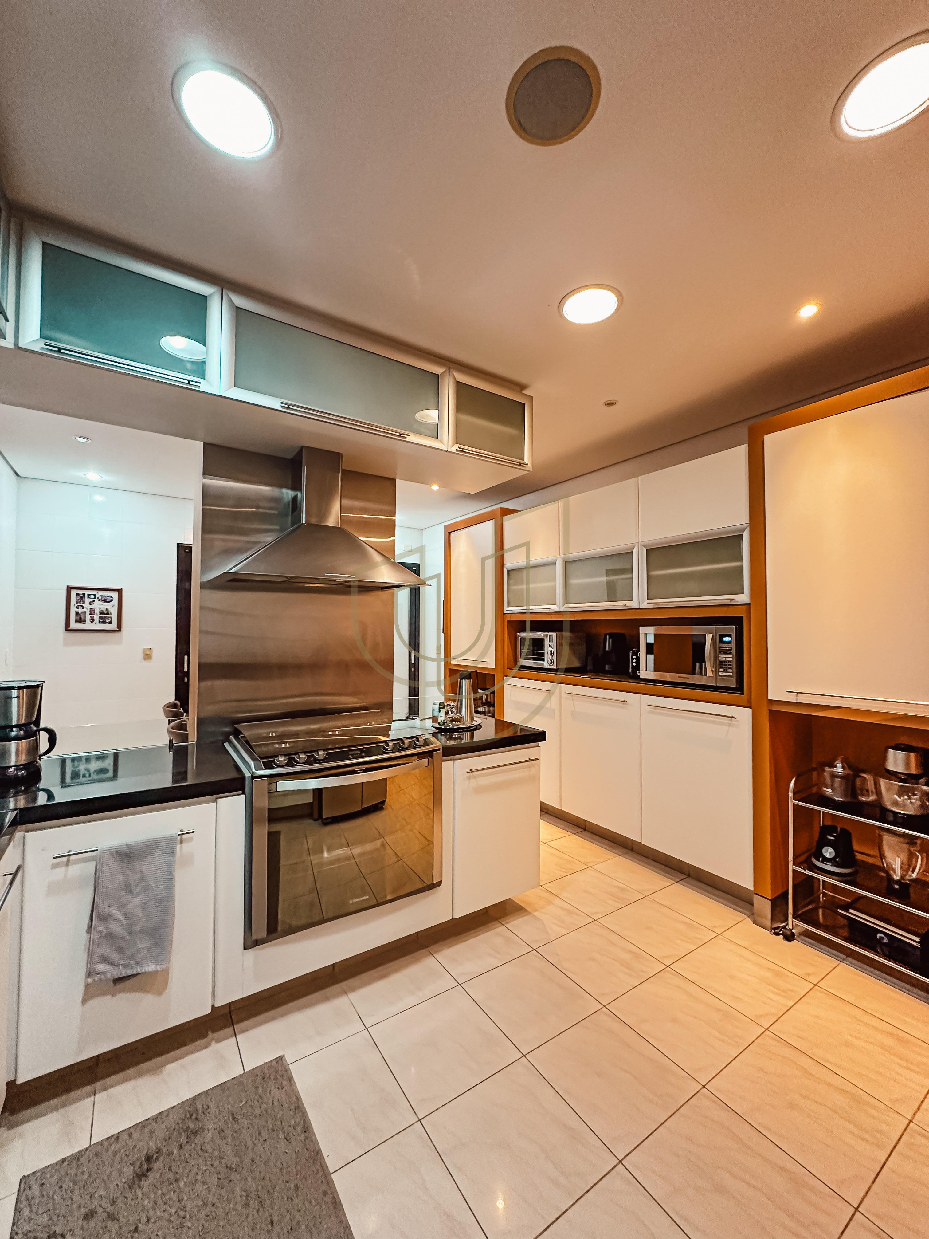 Casa com 5 Su&iacute;tes no Condom&iacute;nio Jardim das Colinas Avenida Major Miguel Naked São José dos Campos - 