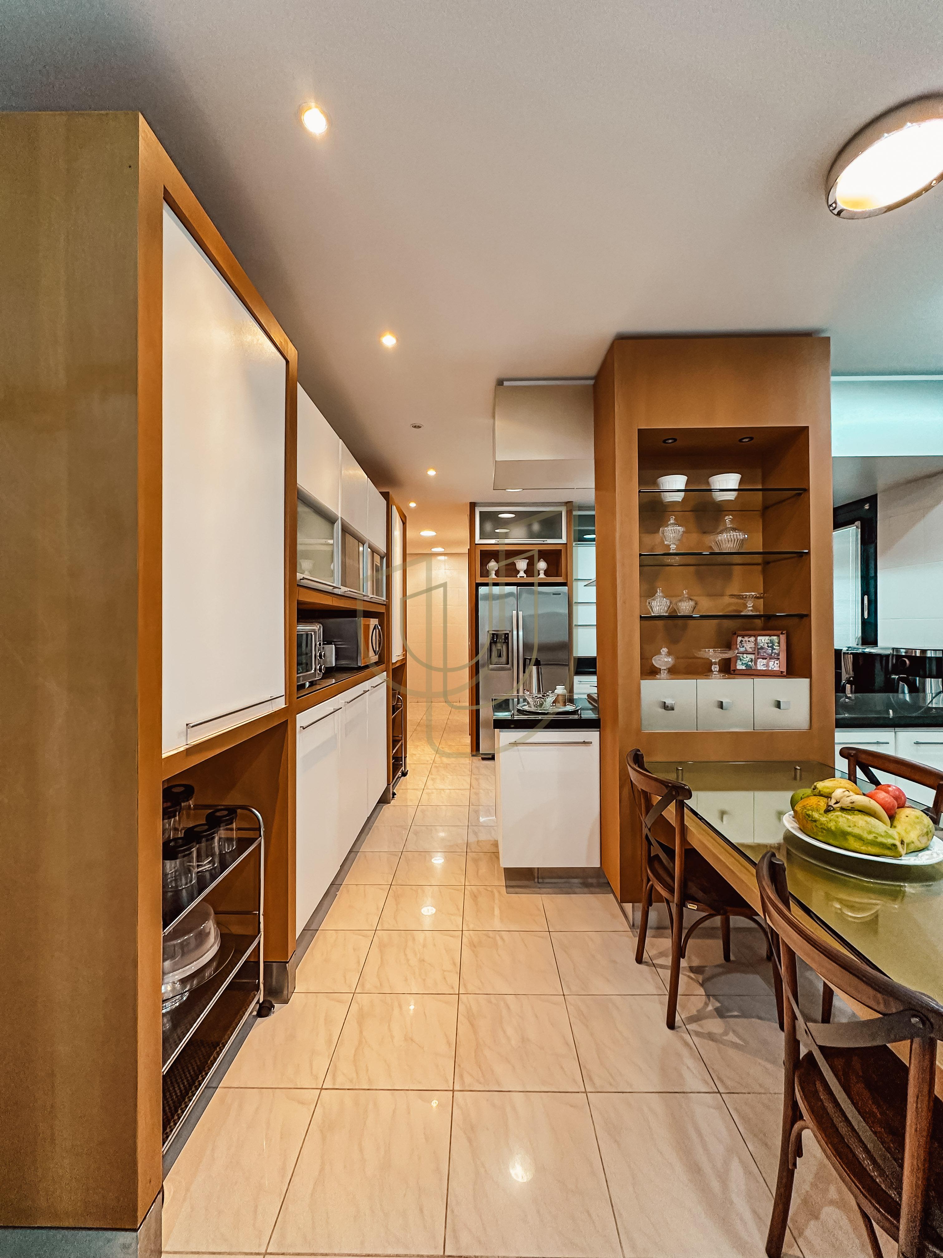 Casa com 5 Su&iacute;tes no Condom&iacute;nio Jardim das Colinas Avenida Major Miguel Naked São José dos Campos - 