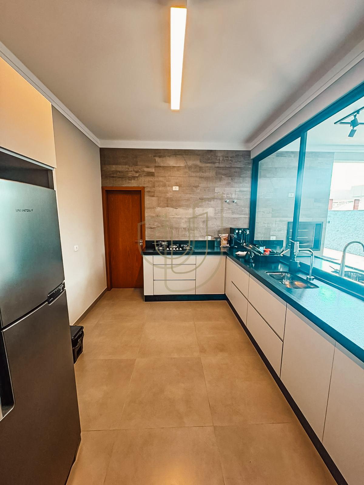 Casa T&eacute;rrea com 4 Su&iacute;tes no Condom&iacute;nio Mont Blanc Rua Doutor Gaspare Jesus de Martini São José dos Campos - 